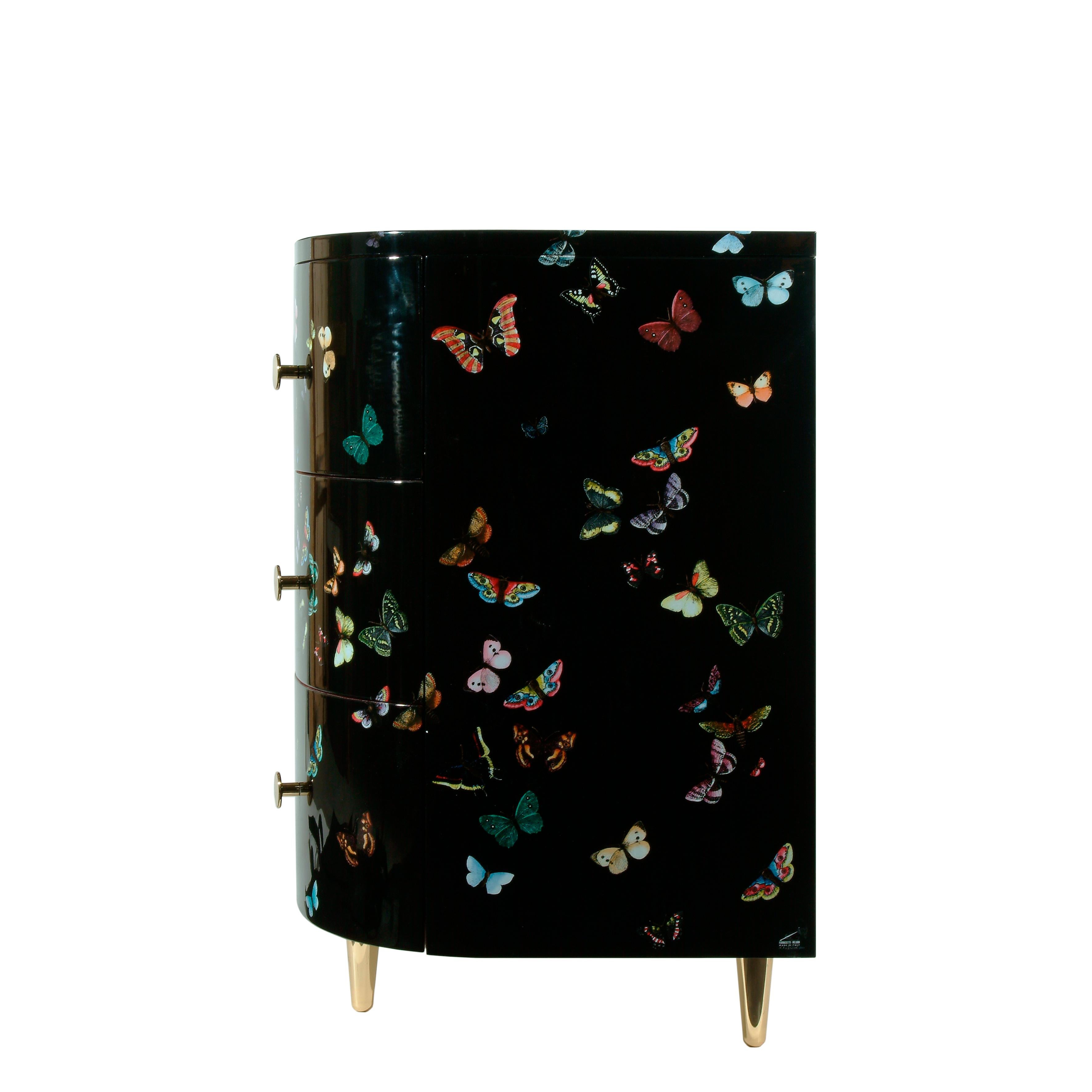 Like all Fornasetti pieces of furniture, it is handcrafted using original artisan techniques.
This corner cabinet is silk-screened by hand, hand-panited and covered with a smooth lacquer.

The decoration depicts the iconic Fornasetti butterflies