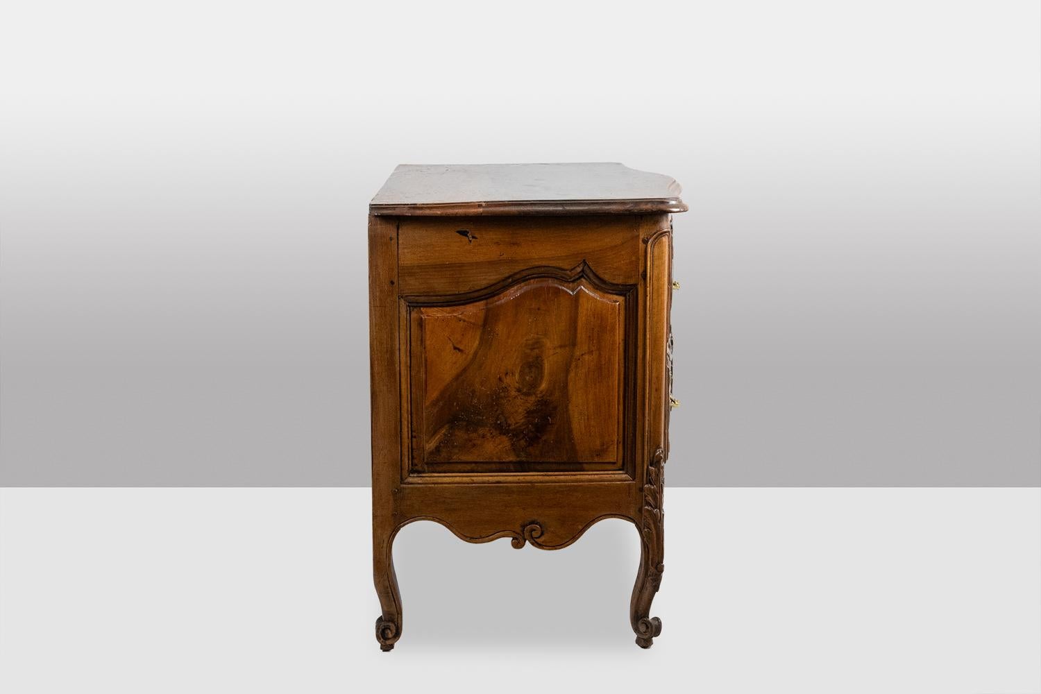 Curved chest of drawers, known as a Nîmoise, in walnut, with two drawers. 18th c en venta 4