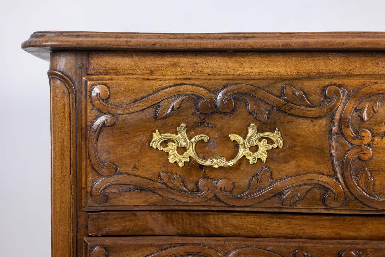 Curved chest of drawers, known as a Nîmoise, in walnut, with two drawers. 18th c Tallado en venta