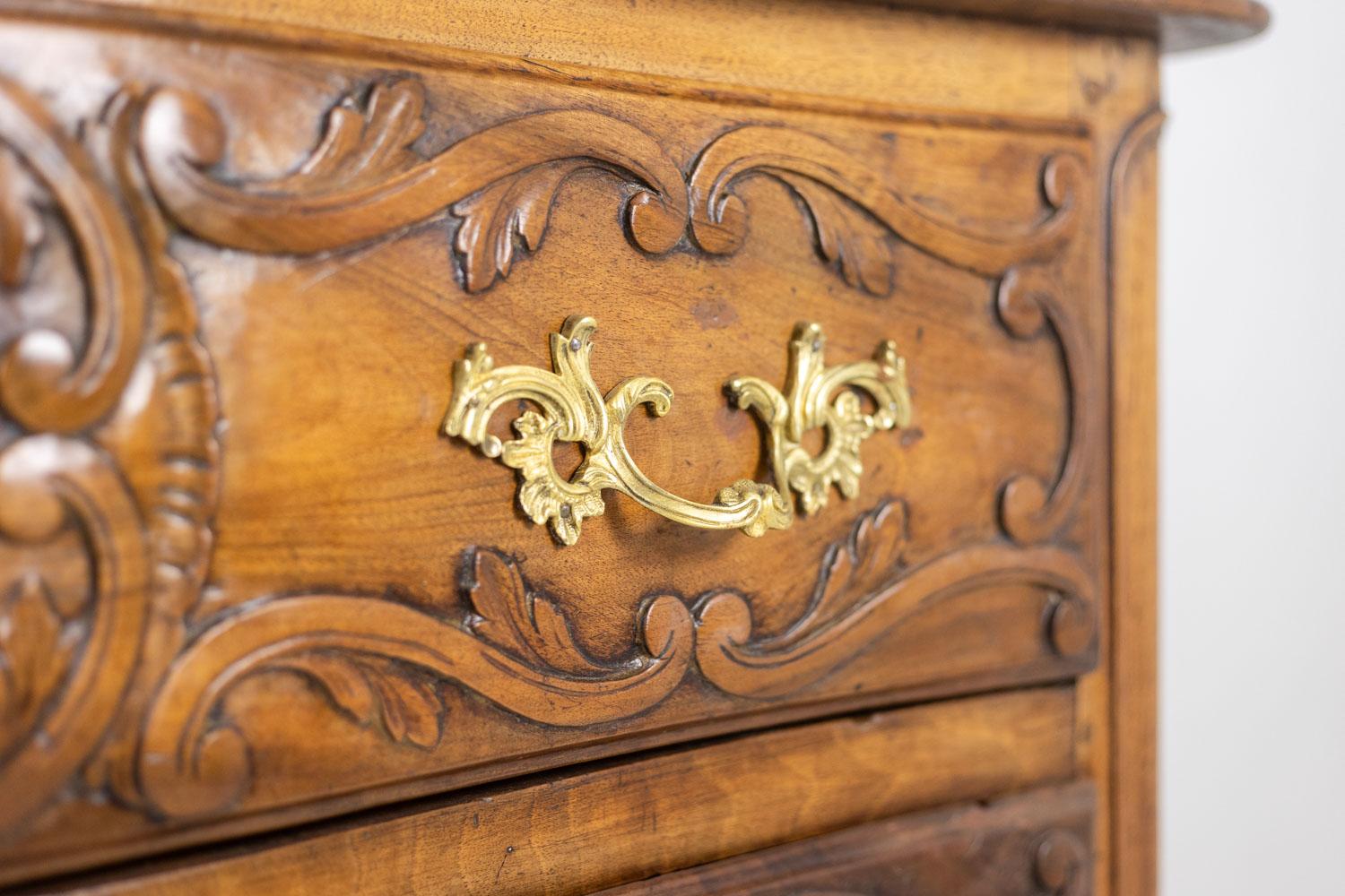 Curved chest of drawers, known as a Nîmoise, in walnut, with two drawers. 18th c siglo XVIII y antes en venta