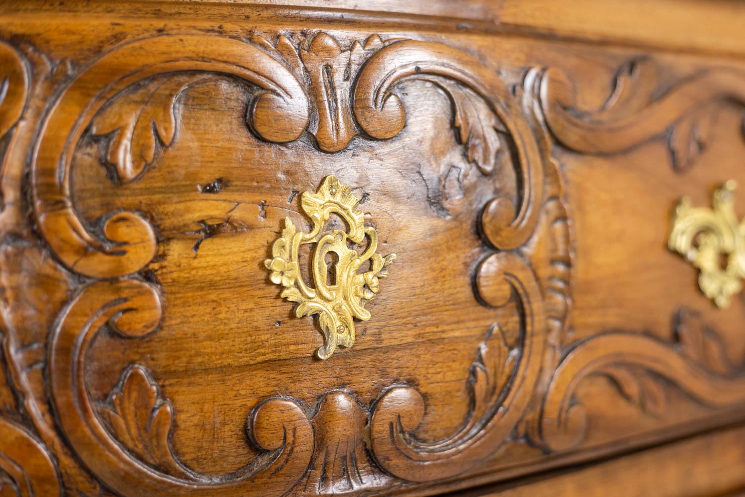 Curved chest of drawers, known as a Nîmoise, in walnut, with two drawers. 18th c Nogal en venta