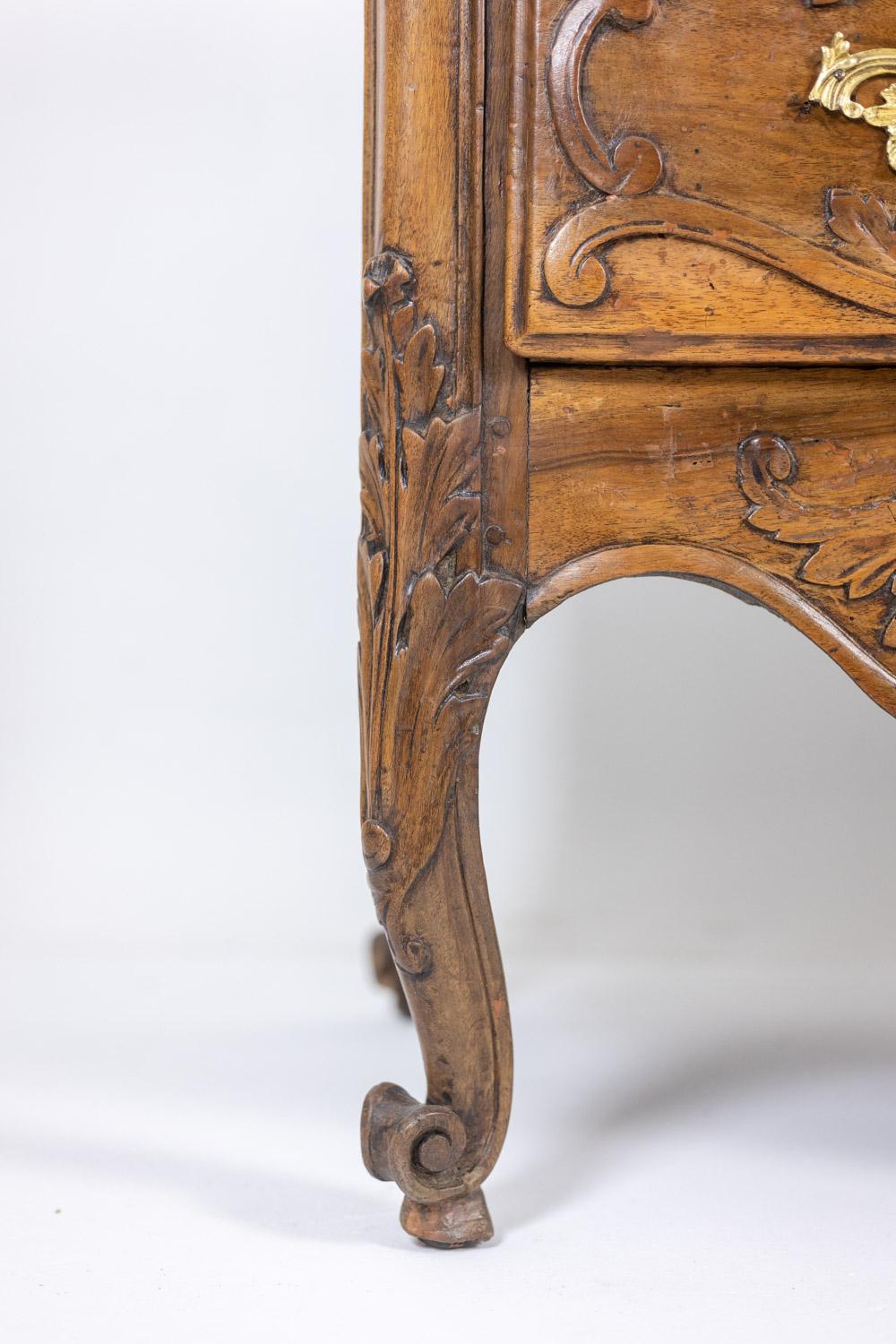 Curved chest of drawers, known as a Nîmoise, in walnut, with two drawers. 18th c en venta 1