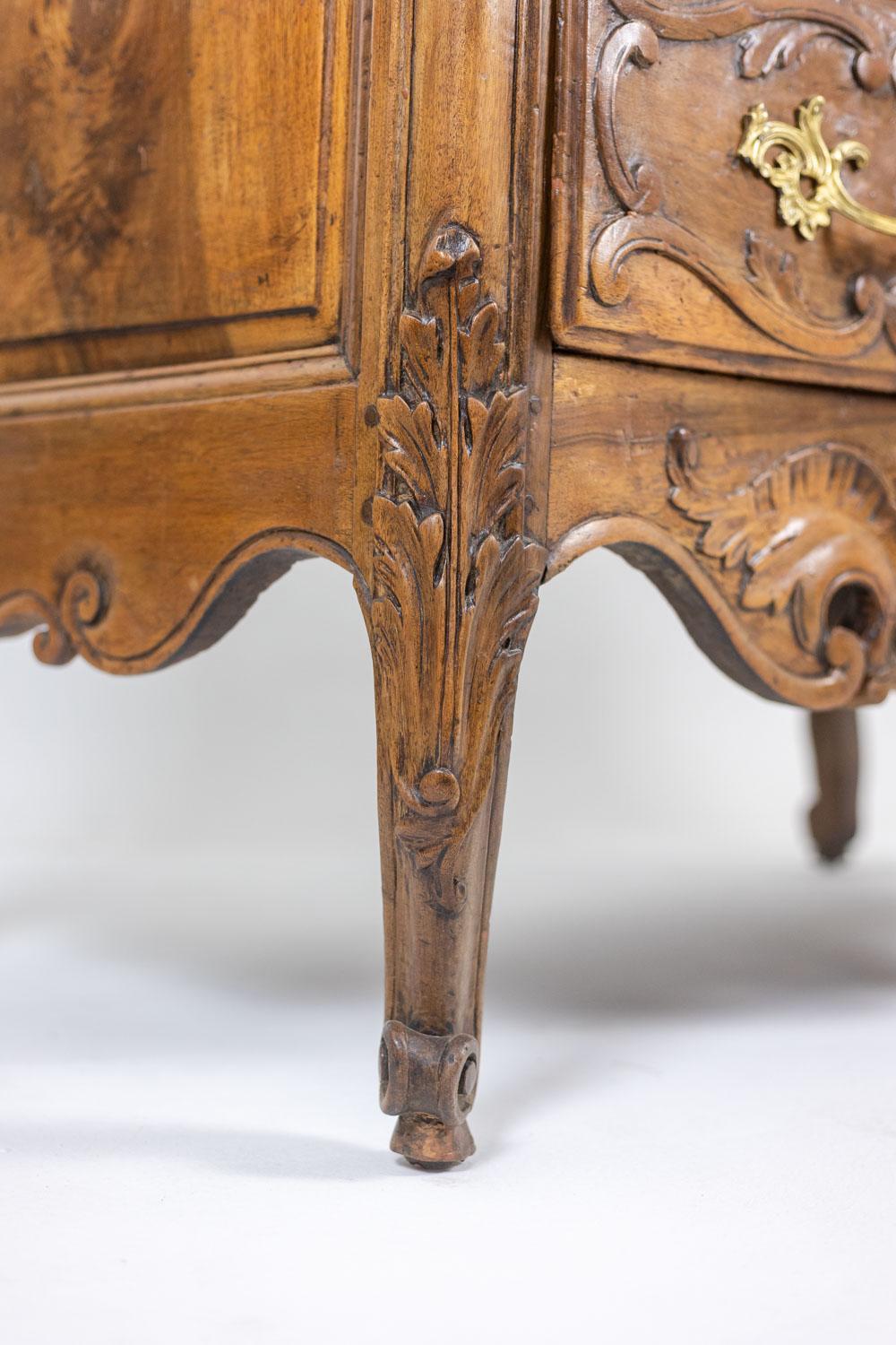 Curved chest of drawers, known as a Nîmoise, in walnut, with two drawers. 18th c en venta 2