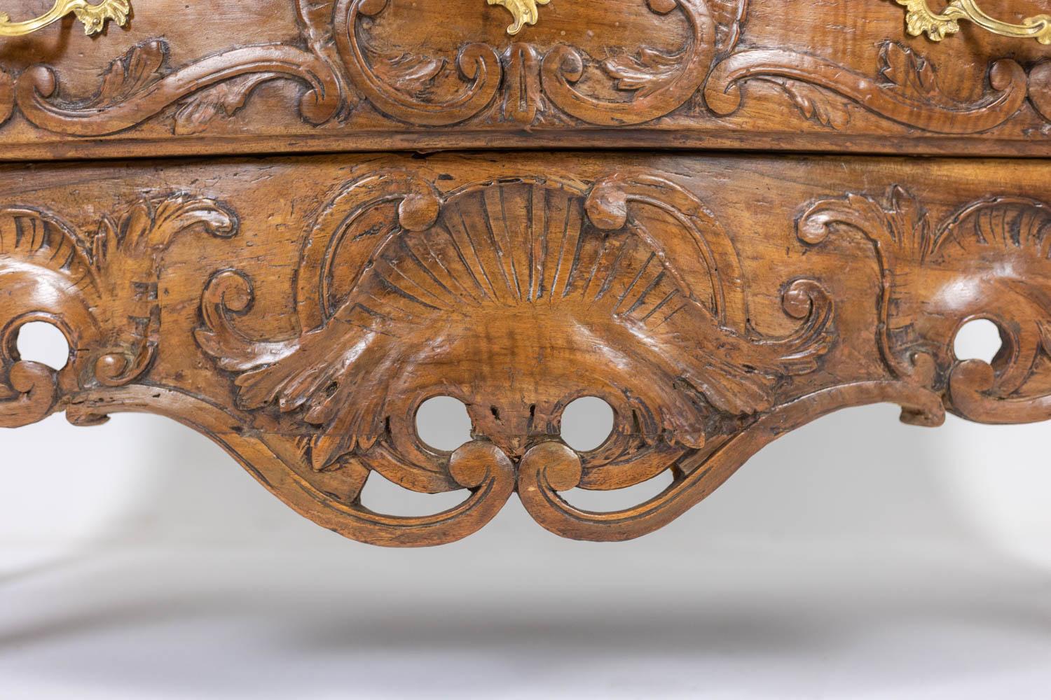Curved chest of drawers, known as a Nîmoise, in walnut, with two drawers. 18th c en venta 3