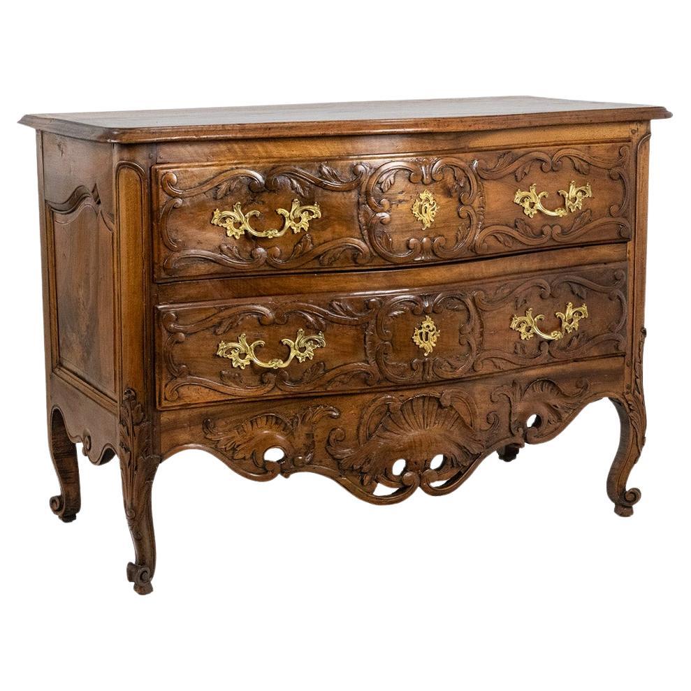Curved chest of drawers, known as a Nîmoise, in walnut, with two drawers. 18th c en venta