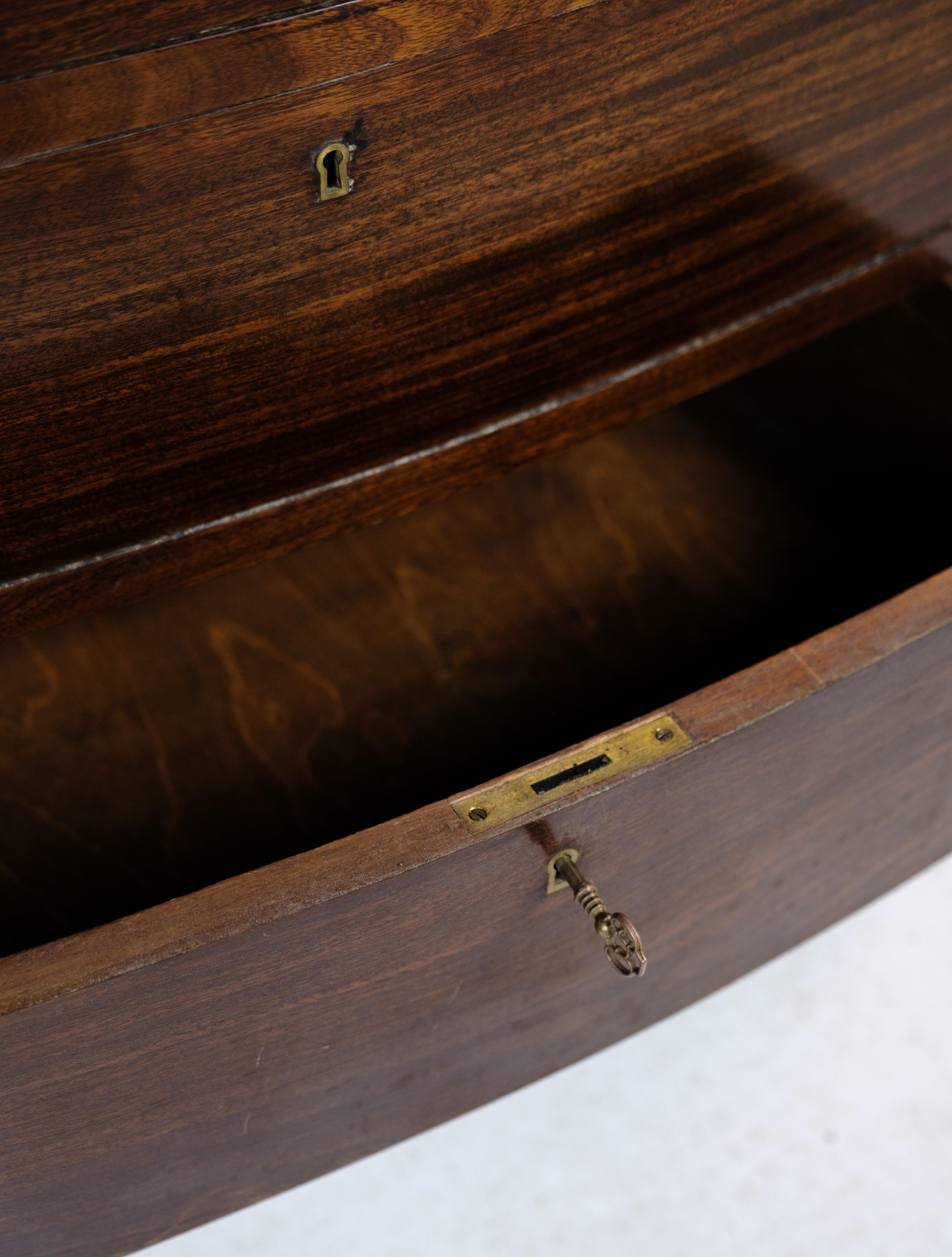 Curved chest of drawers made of mahogany and three drawers, in nice antique condition from the 1890s.
Measurements in cm: H - 78 cm, W - 71 cm and D - 45 cm.