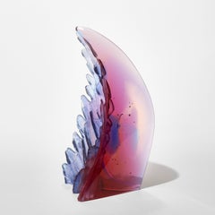 Curved Cliff I, una scultura in vetro fuso con texture rosa e viola di Crispian Heath
