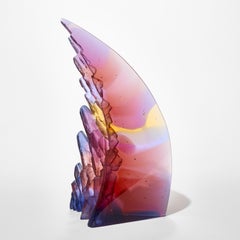 Curved Cliff II, una scultura in vetro fuso con texture rossa e viola di Crispian Heath