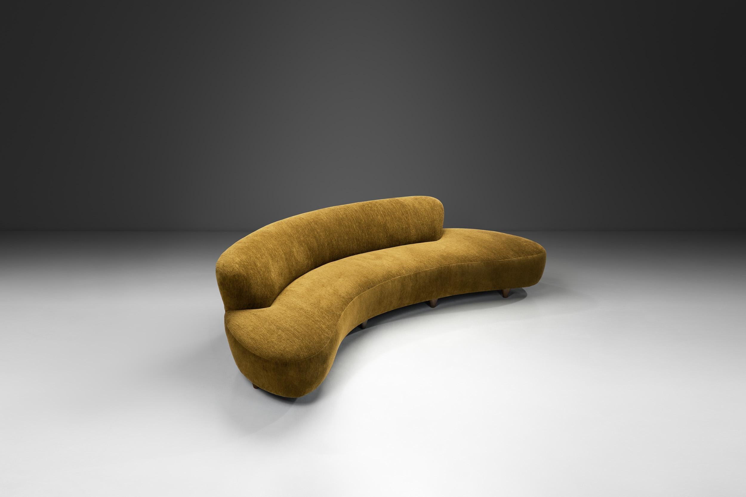 Dieses atemberaubende Sofa verkörpert eine Ära kühner, skulpturaler Möbel mit Schwerpunkt auf Komfort und organischer Form. Die Postmoderne setzte auf Humor, Ironie und eine spielerische Herangehensweise an das Design. Das macht dieses Sofa nicht