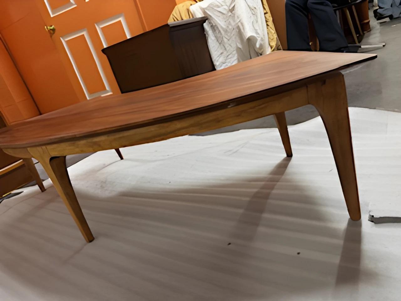 Gebogener Couchtisch
Höhe -13
Obere Länge 58 1/2
Untere Länge 37
Mit -18