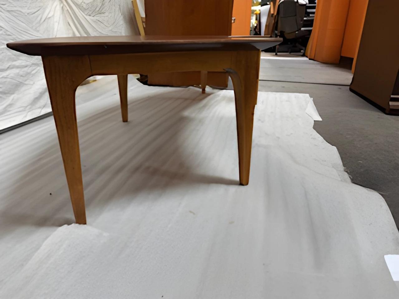 Mid century Modern vintage geschwungener Couchtisch (20. Jahrhundert) im Angebot