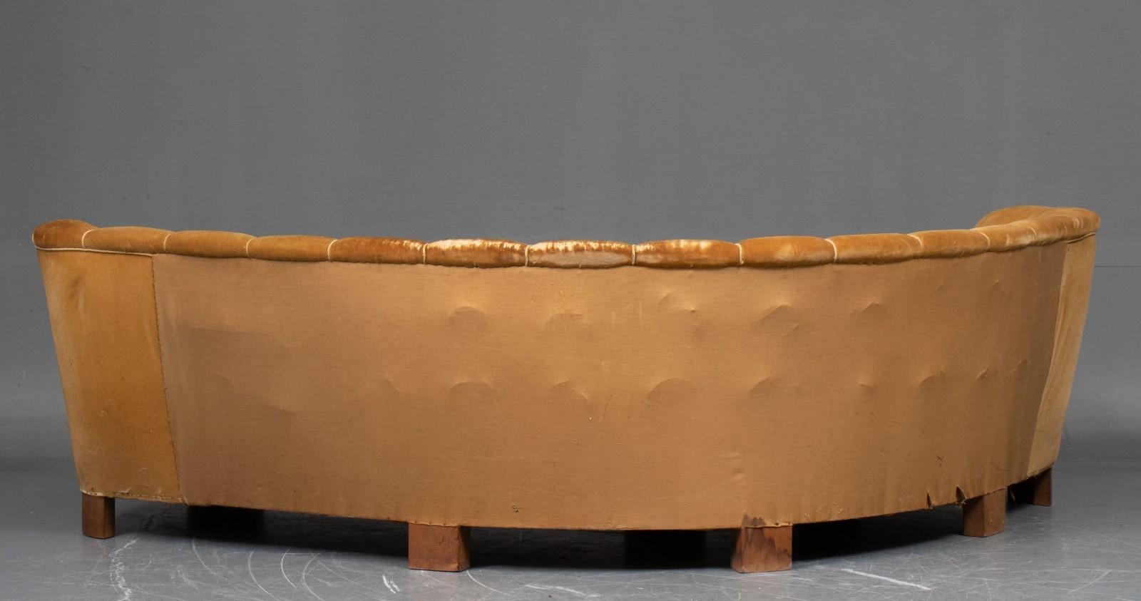 Curved Corner Sofa 1930s In Good Condition In Hudson, NY