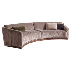 Geschwungenes Halbmond-Ecksofa mit Sockel aus Walnussholz und Baumwollsamt