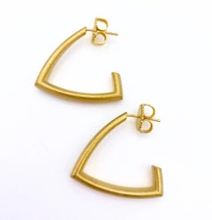 Pendientes triangulares de aro curvo en vermeil dorado y plata de Sheng Zhang