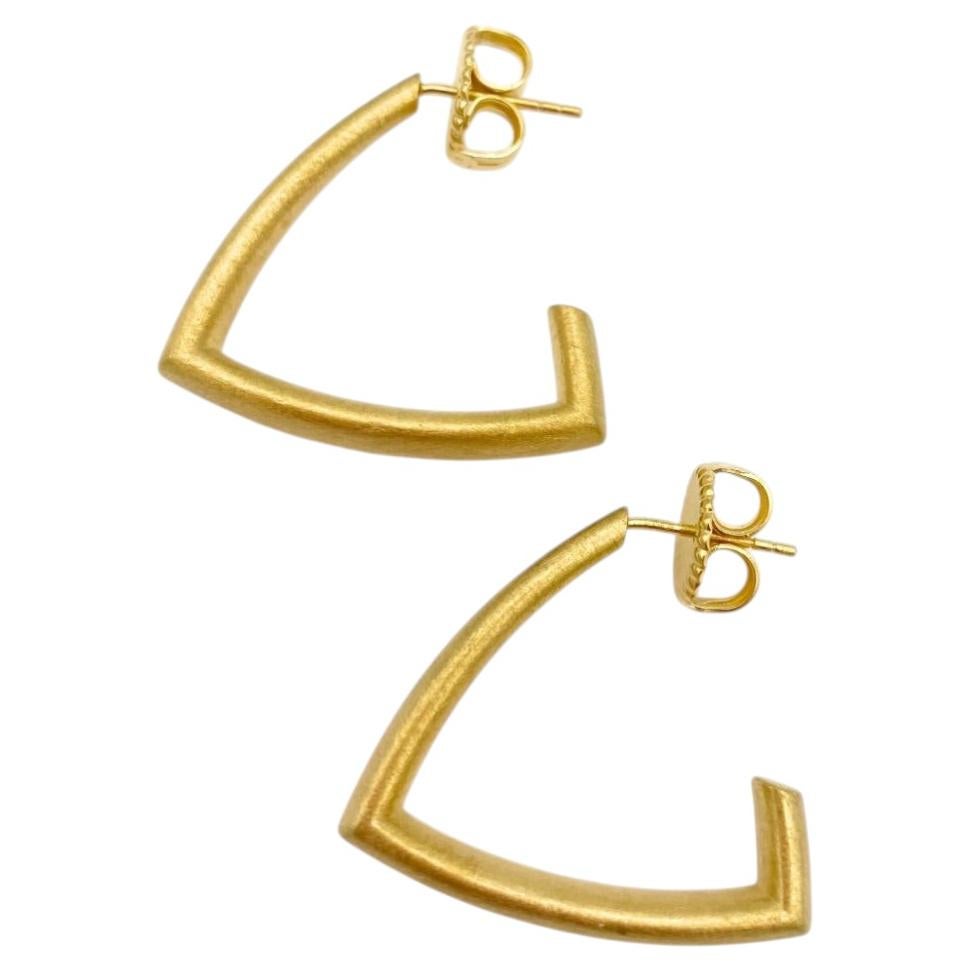 Pendientes triangulares de aro curvo en vermeil dorado y plata de Sheng Zhang