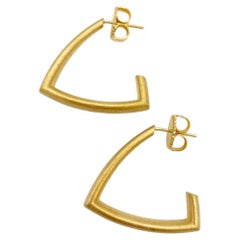 Pendientes triangulares de aro curvo en vermeil dorado y plata de Sheng Zhang