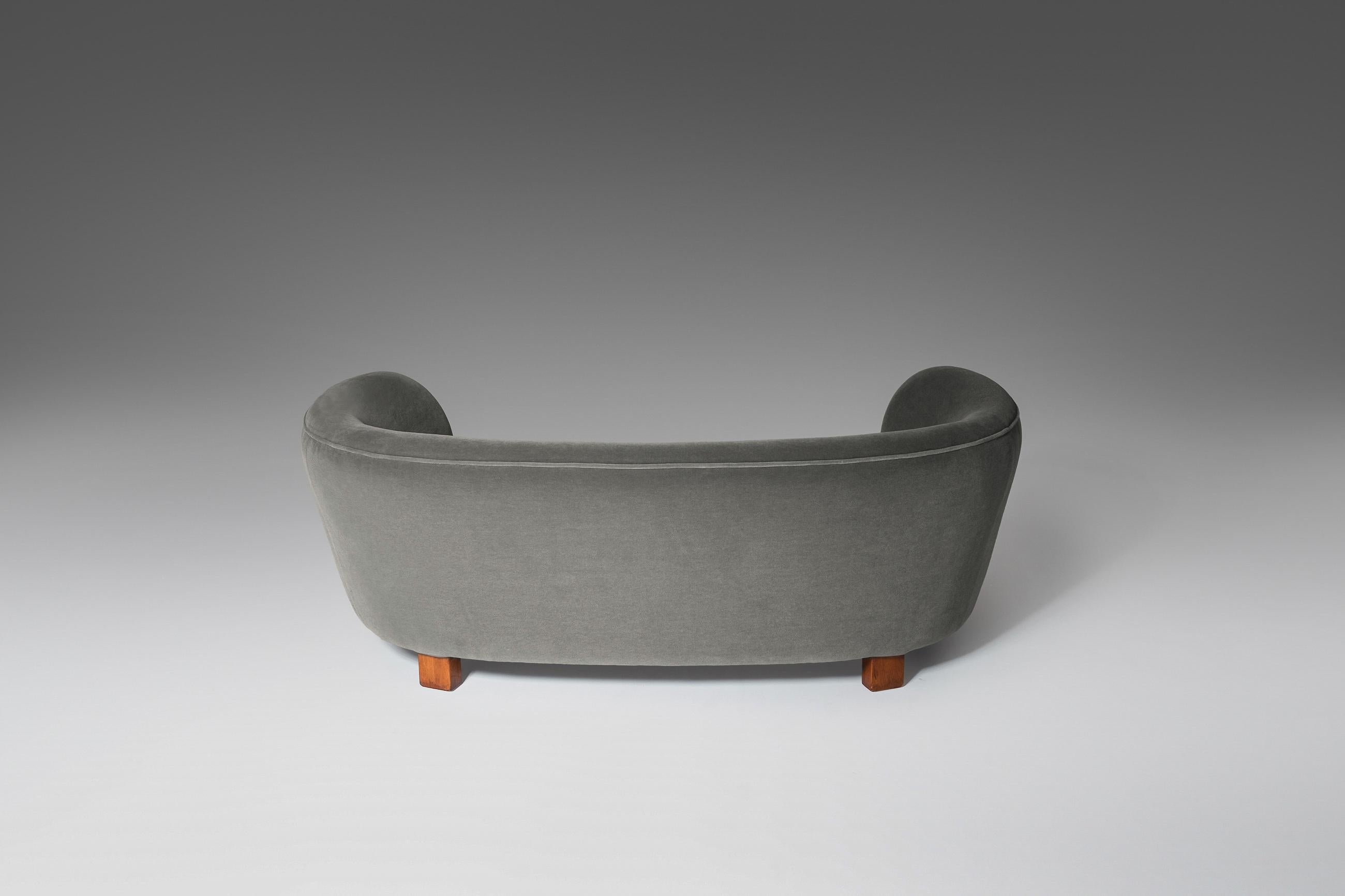 Curved Danish Banana Sofa in Mohair Velvet In Good Condition In Rotterdam, NL