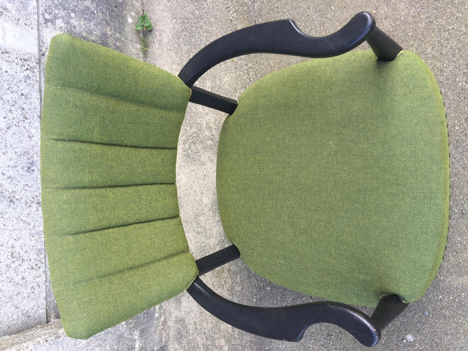 Curved Danish Club Chair with Green Wool Upholstery, 1940s In Good Condition For Sale In Esbjerg, DK