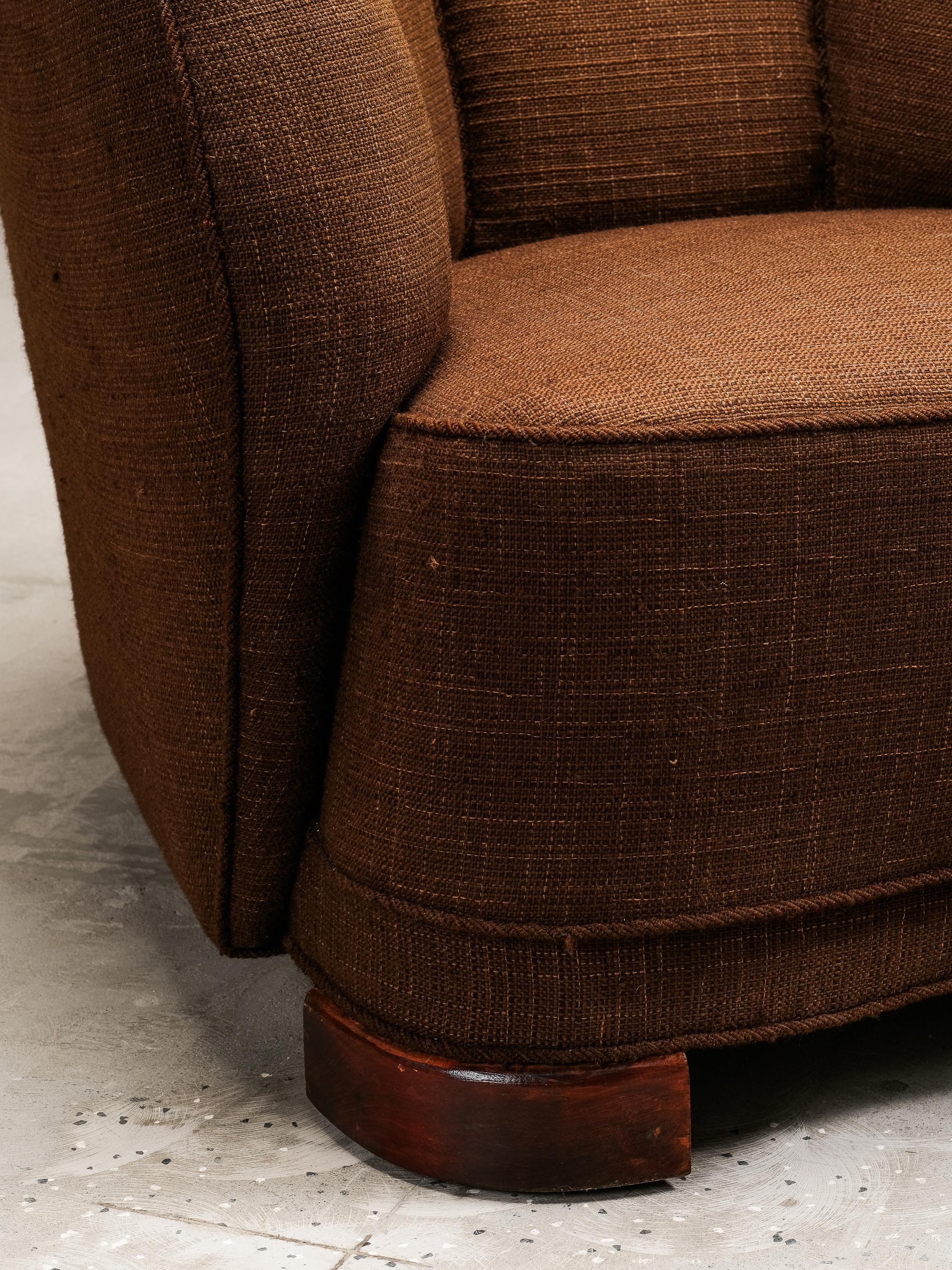 Silla Club curvada de estilo moderno danés con tapicería original de lana marrón, años 40 en venta 3