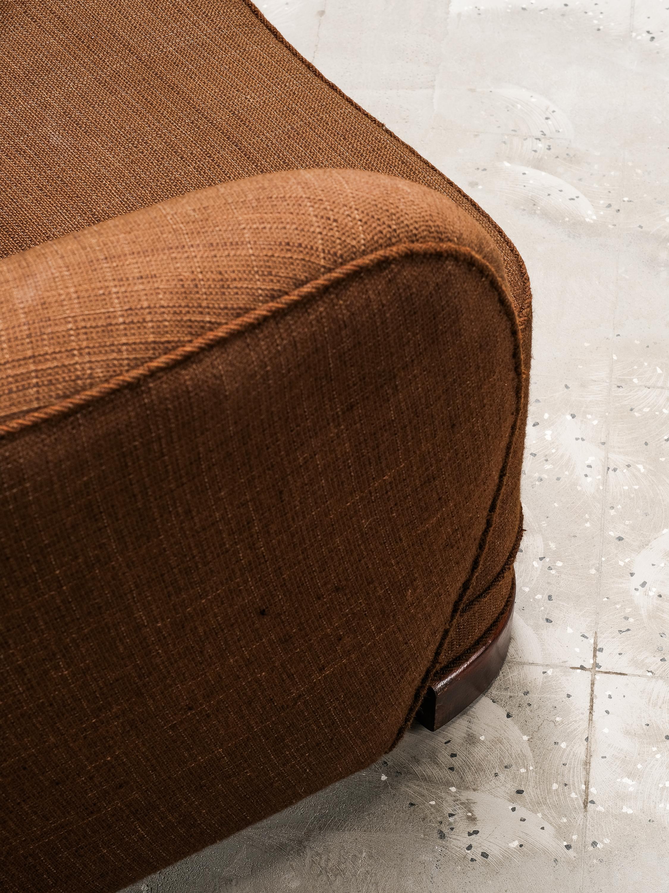 Silla Club curvada de estilo moderno danés con tapicería original de lana marrón, años 40 en venta 4