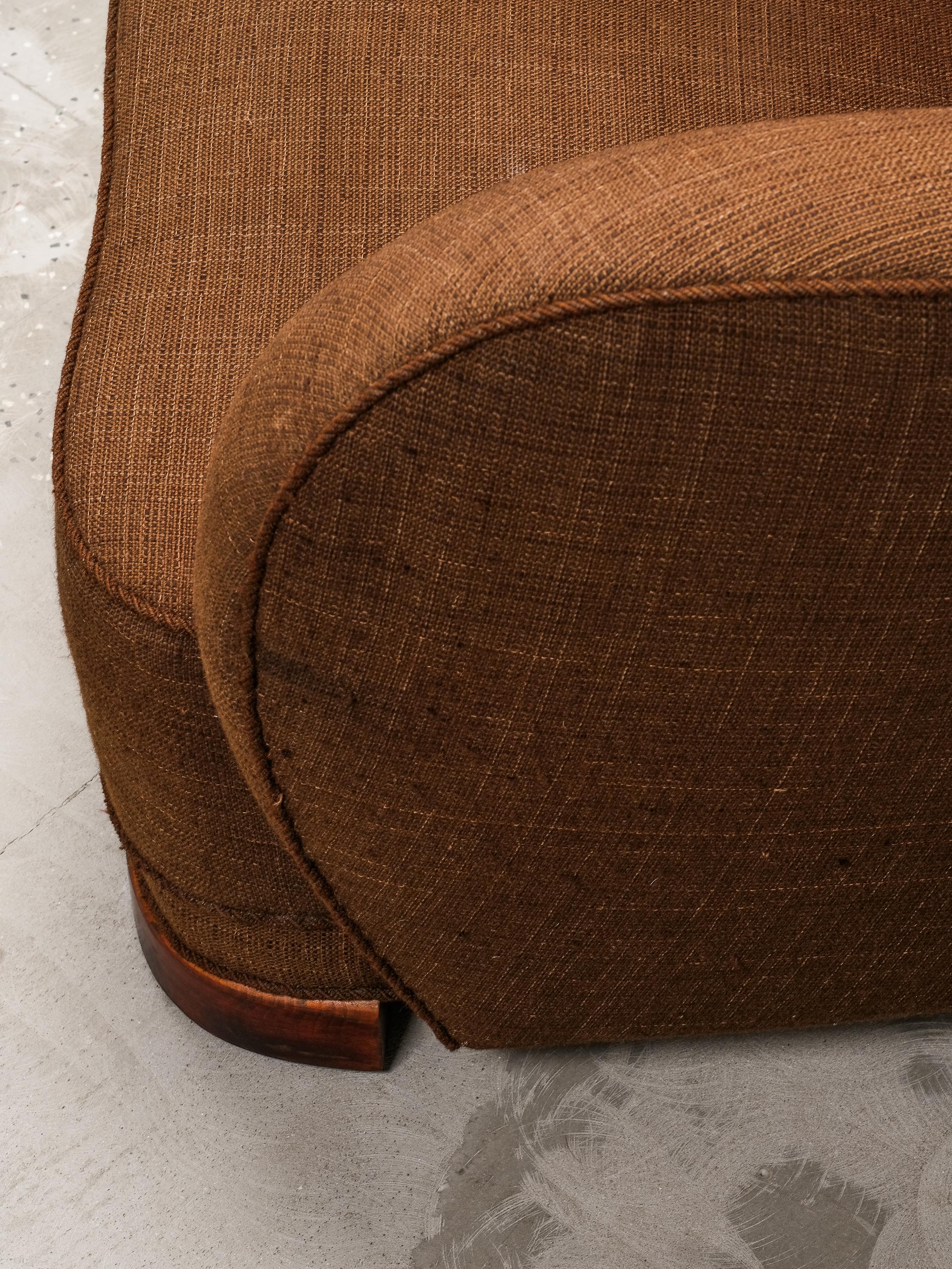 Silla Club curvada de estilo moderno danés con tapicería original de lana marrón, años 40 en venta 7