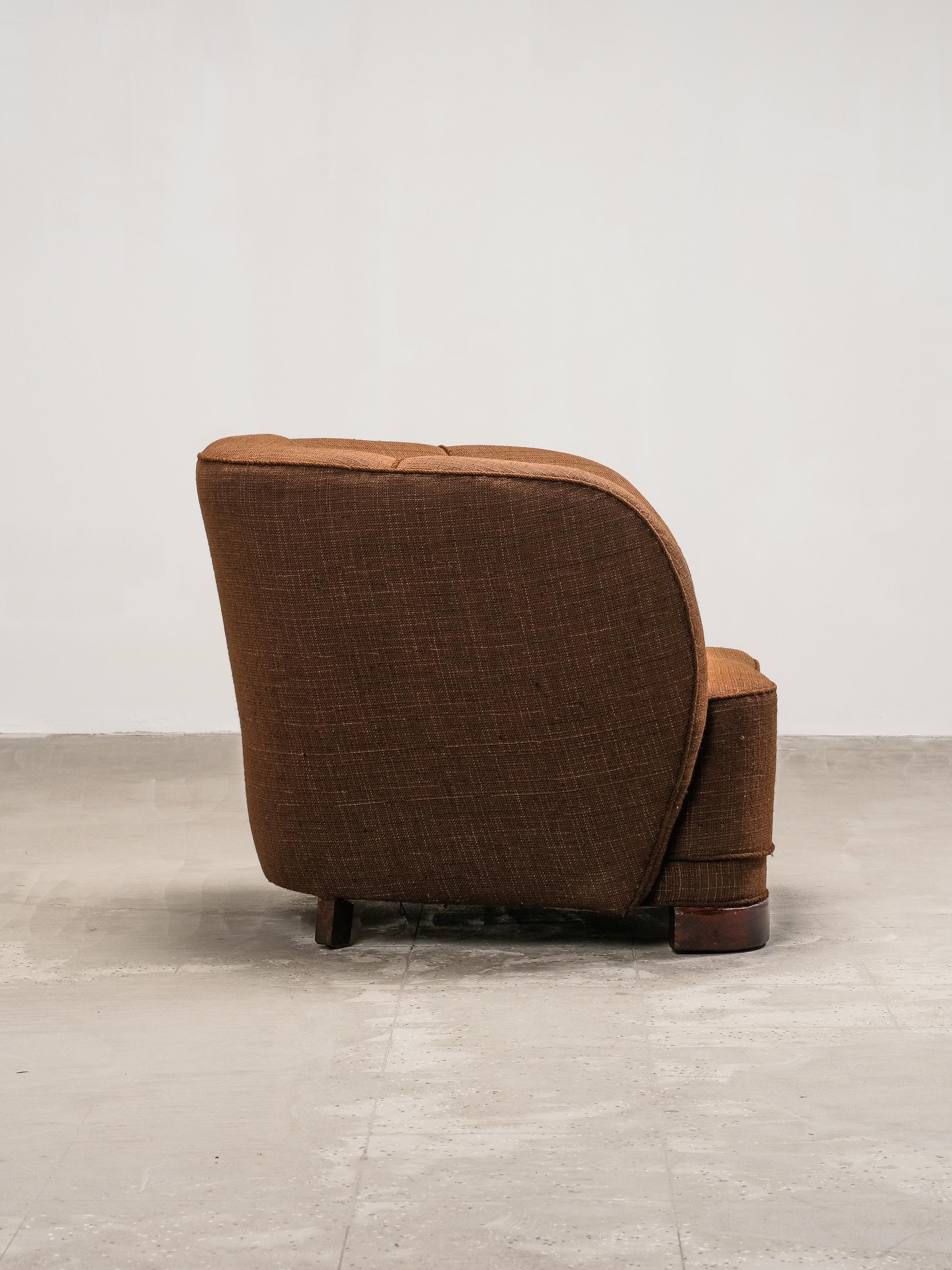 Silla Club curvada de estilo moderno danés con tapicería original de lana marrón, años 40 en venta 10