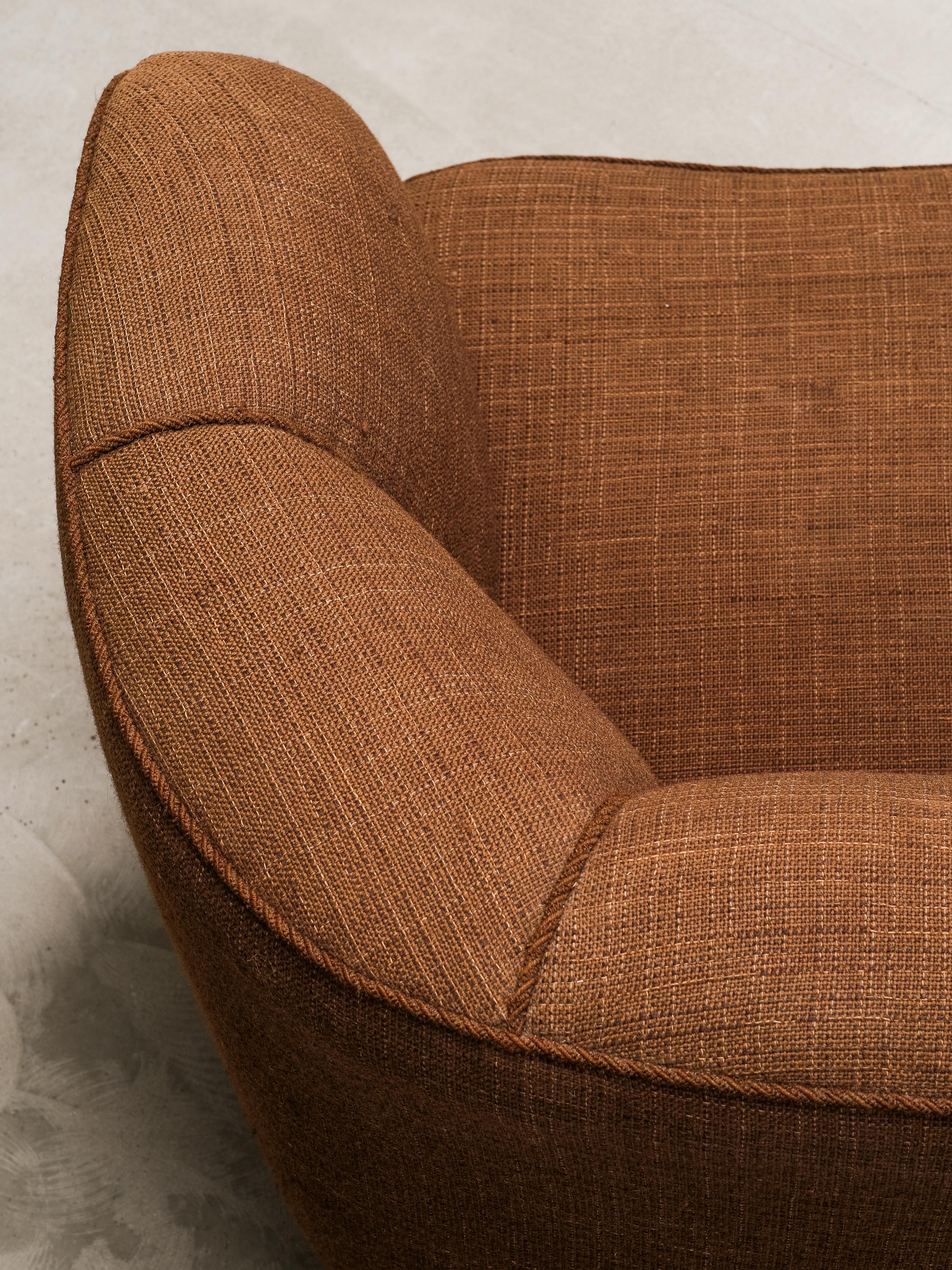 Silla Club curvada de estilo moderno danés con tapicería original de lana marrón, años 40 en venta 12