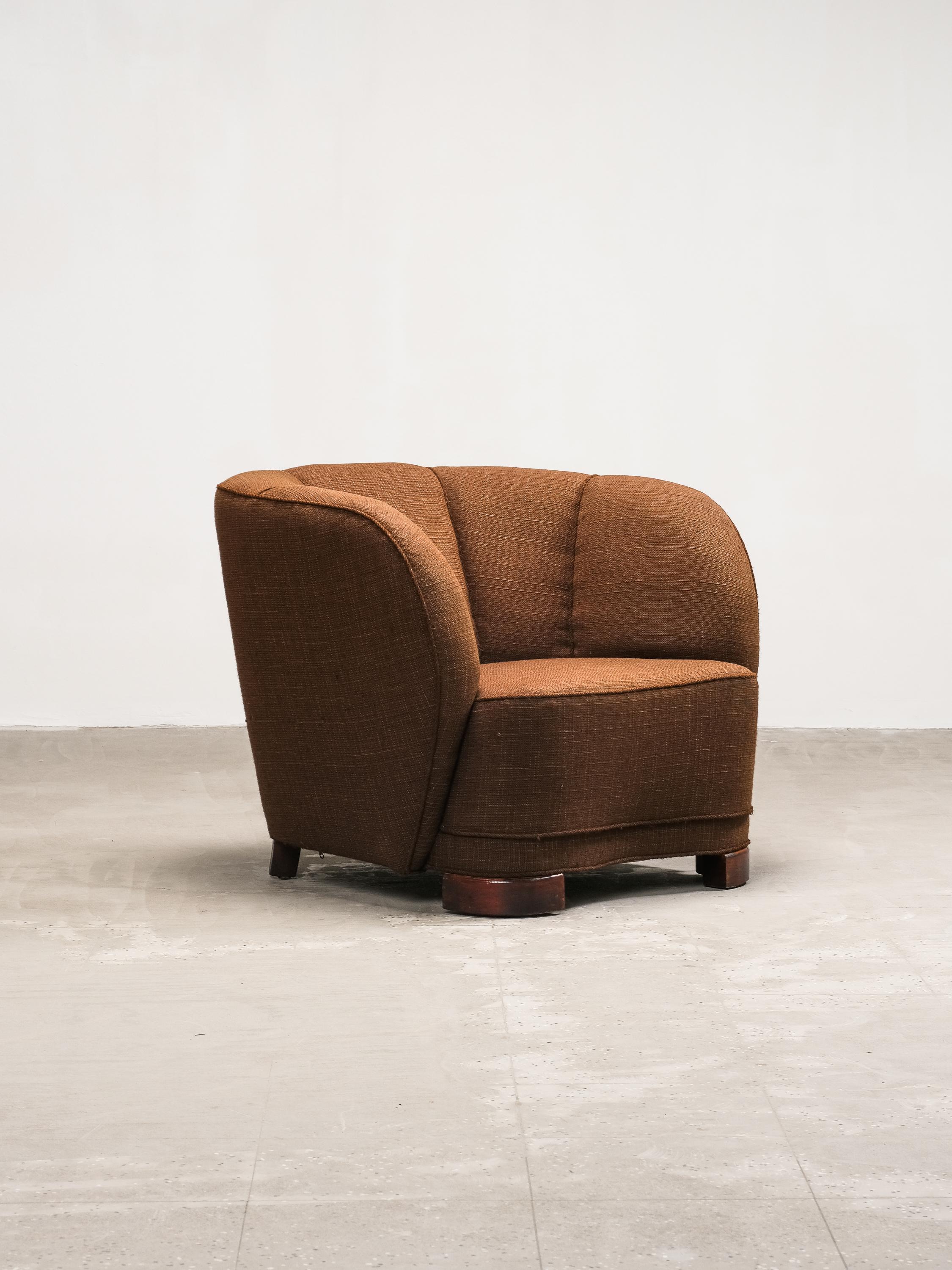Silla Club curvada de estilo moderno danés con tapicería original de lana marrón, años 40 Escandinavo moderno en venta