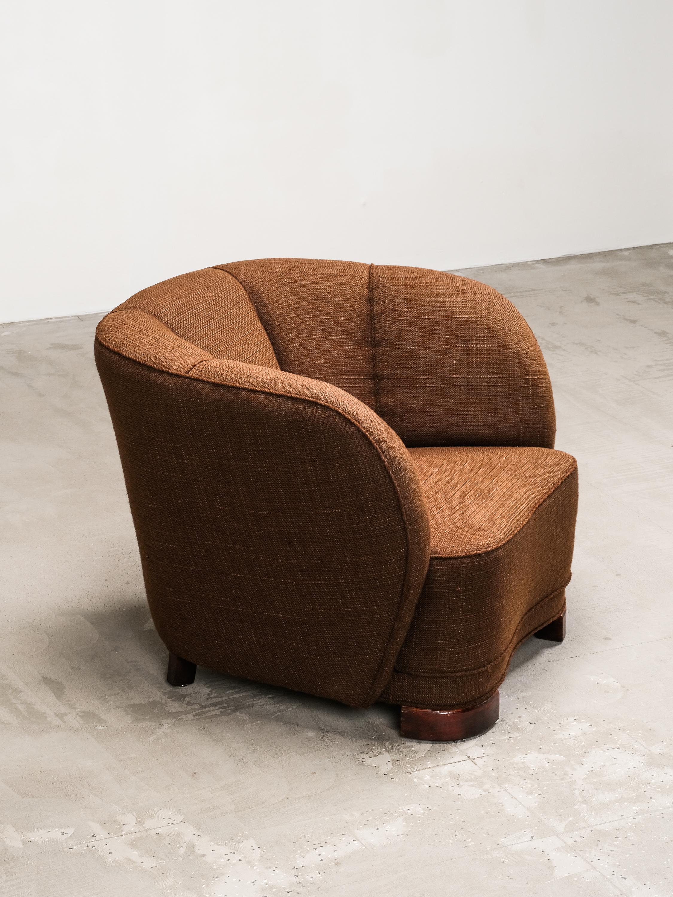Silla Club curvada de estilo moderno danés con tapicería original de lana marrón, años 40 Danés en venta