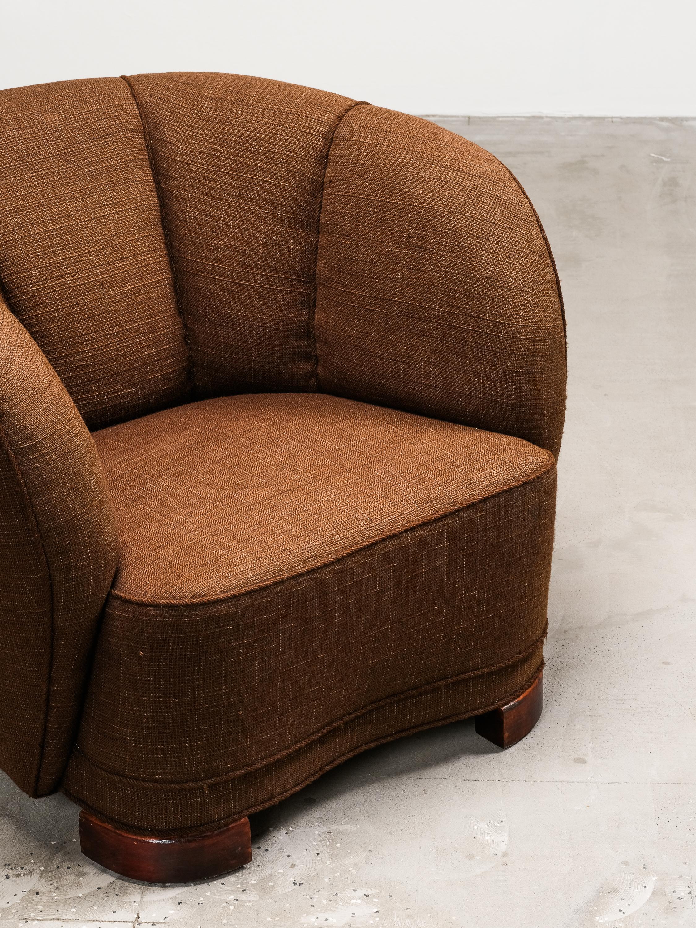 Silla Club curvada de estilo moderno danés con tapicería original de lana marrón, años 40 en Bueno estado para la venta en Karis, Nyland