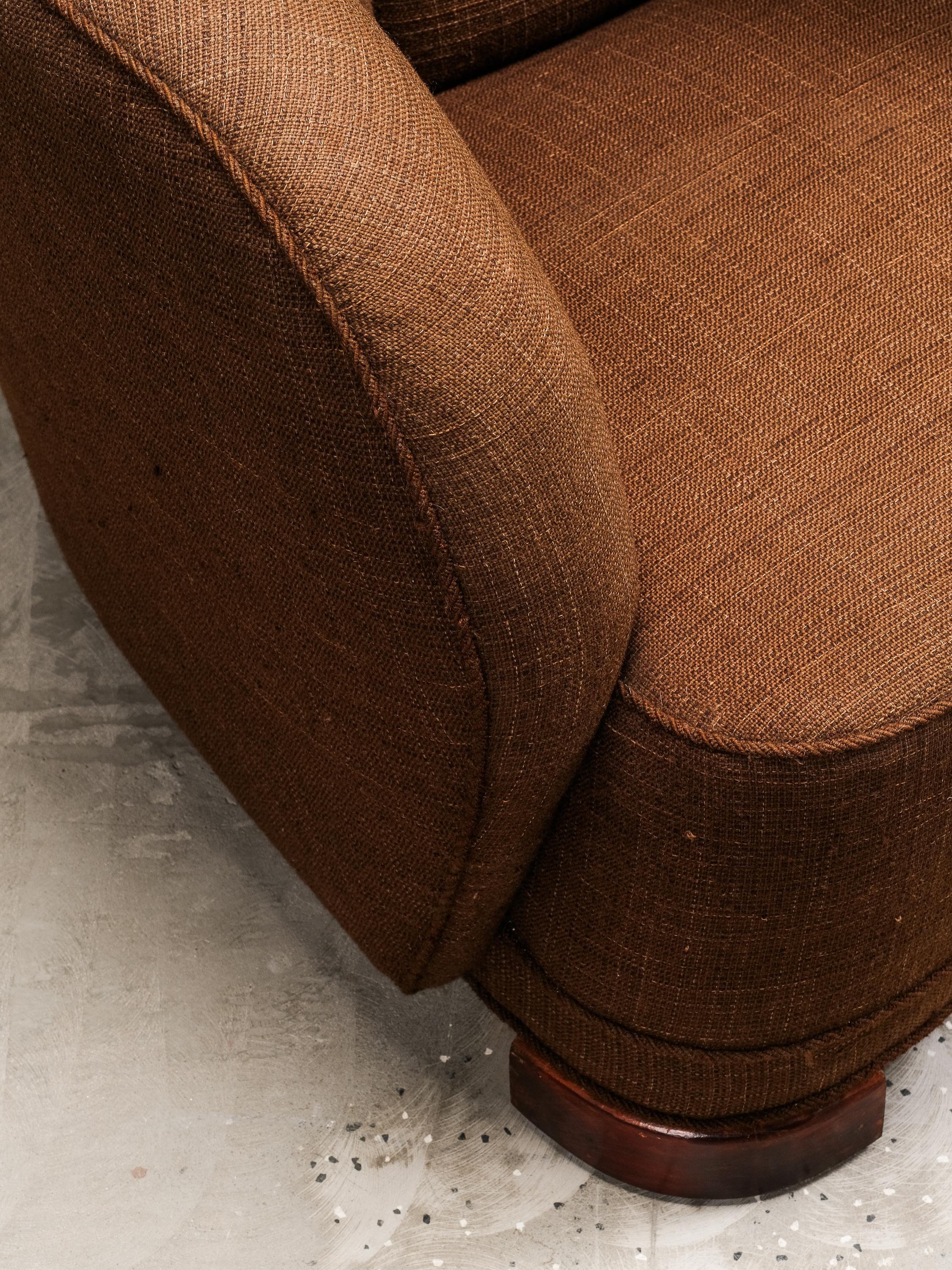 Silla Club curvada de estilo moderno danés con tapicería original de lana marrón, años 40 mediados del siglo XX en venta