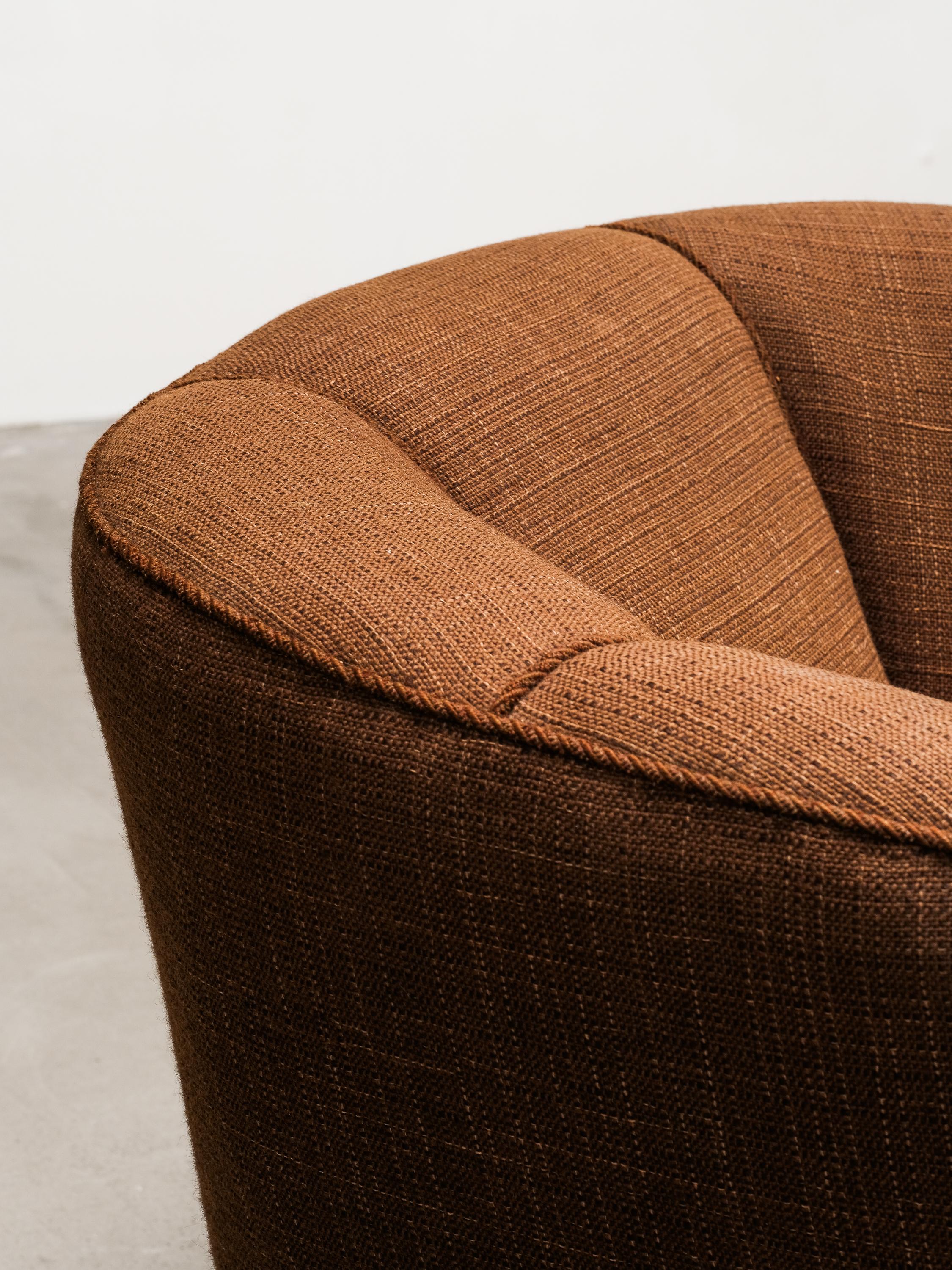 Silla Club curvada de estilo moderno danés con tapicería original de lana marrón, años 40 Lana en venta