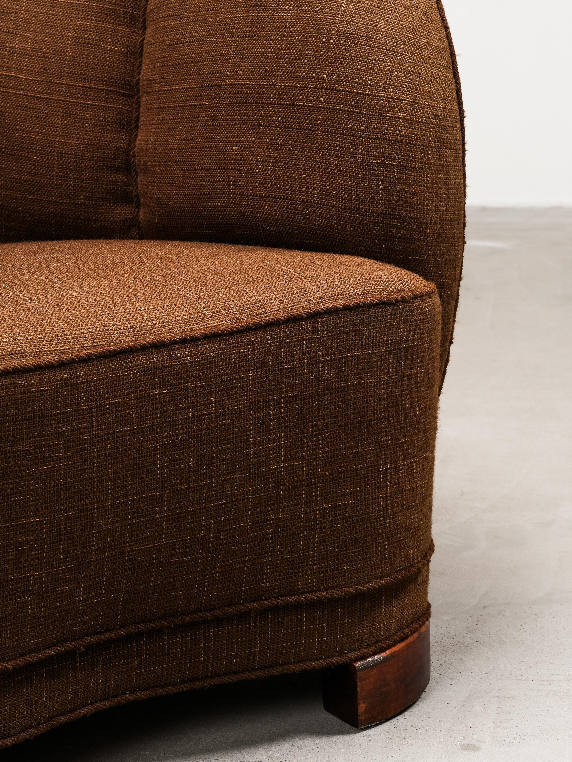 Silla Club curvada de estilo moderno danés con tapicería original de lana marrón, años 40 en venta 2