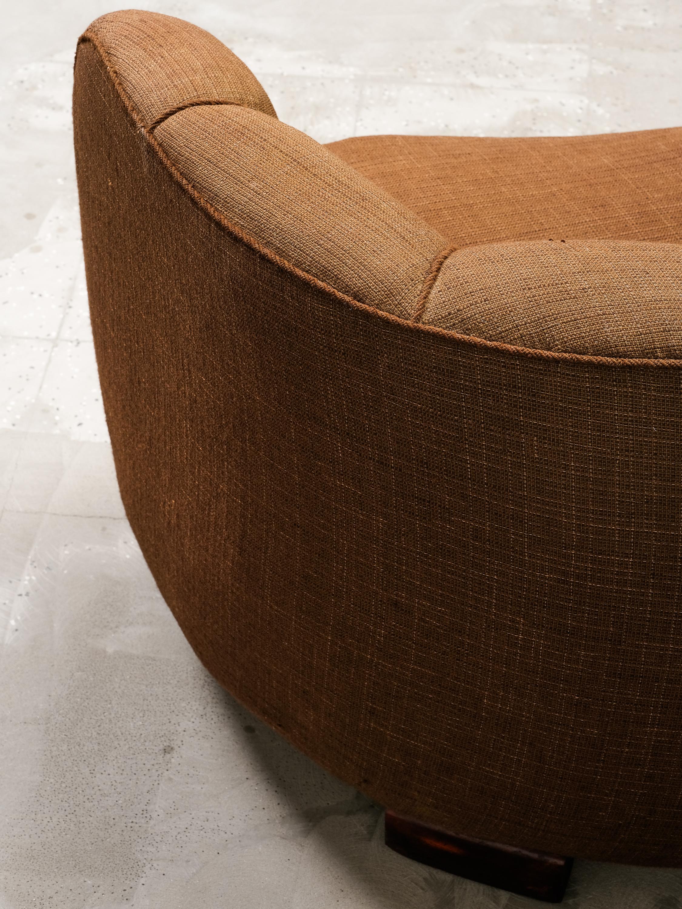 Curved Danish Modern Sofa in Original Brown Wool Upholstery, 1940s im Angebot 4