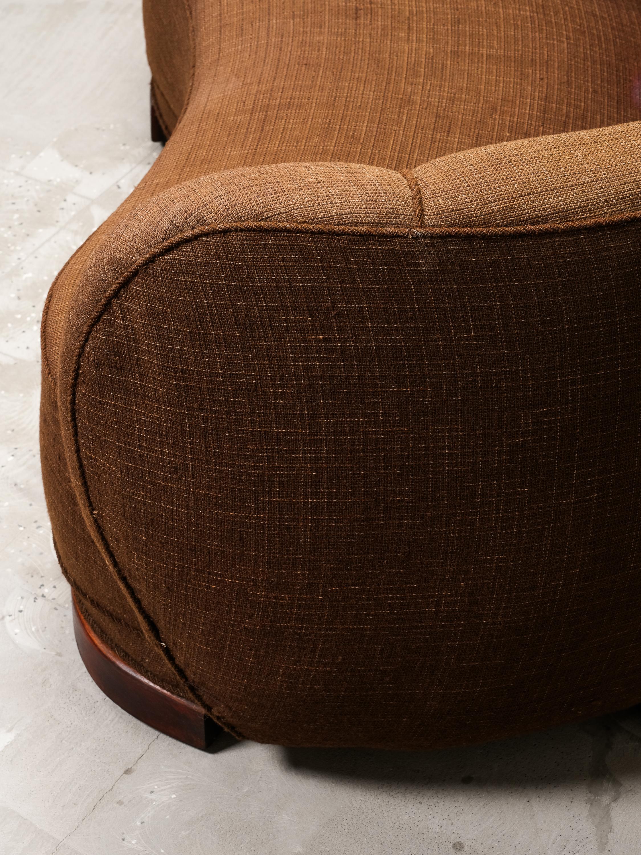 Curved Danish Modern Sofa in Original Brown Wool Upholstery, 1940s im Angebot 5