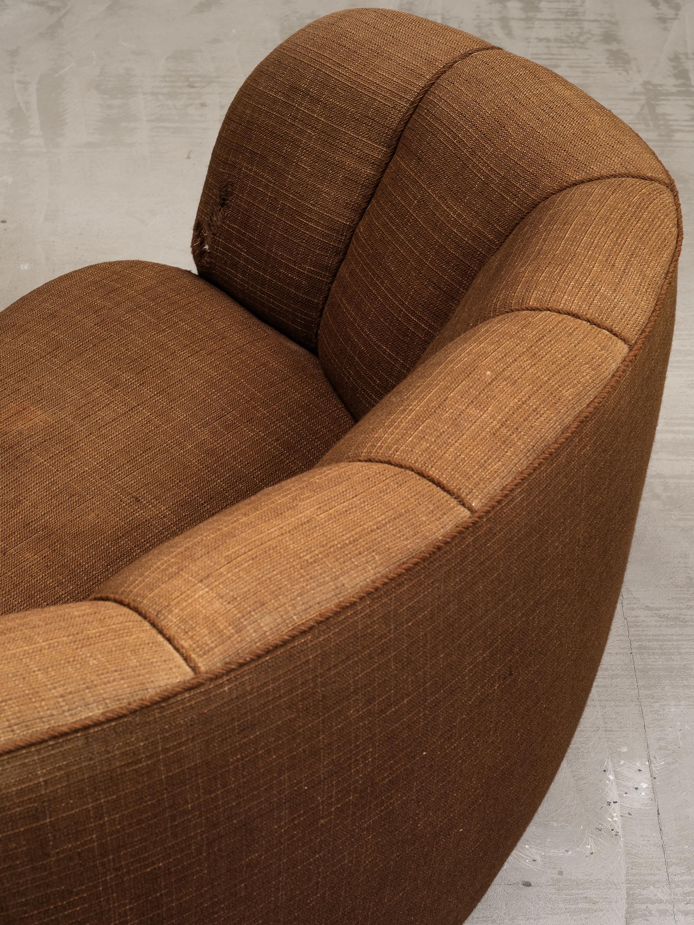 Curved Danish Modern Sofa in Original Brown Wool Upholstery, 1940s im Angebot 7