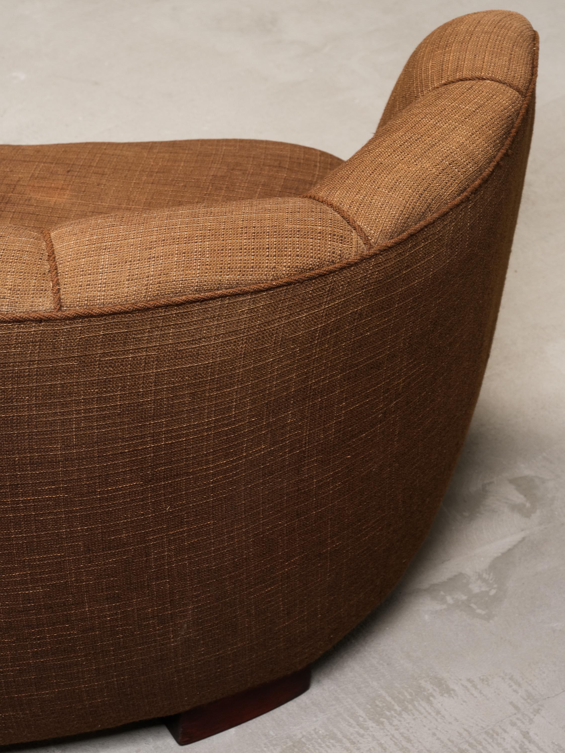 Curved Danish Modern Sofa in Original Brown Wool Upholstery, 1940s im Angebot 8