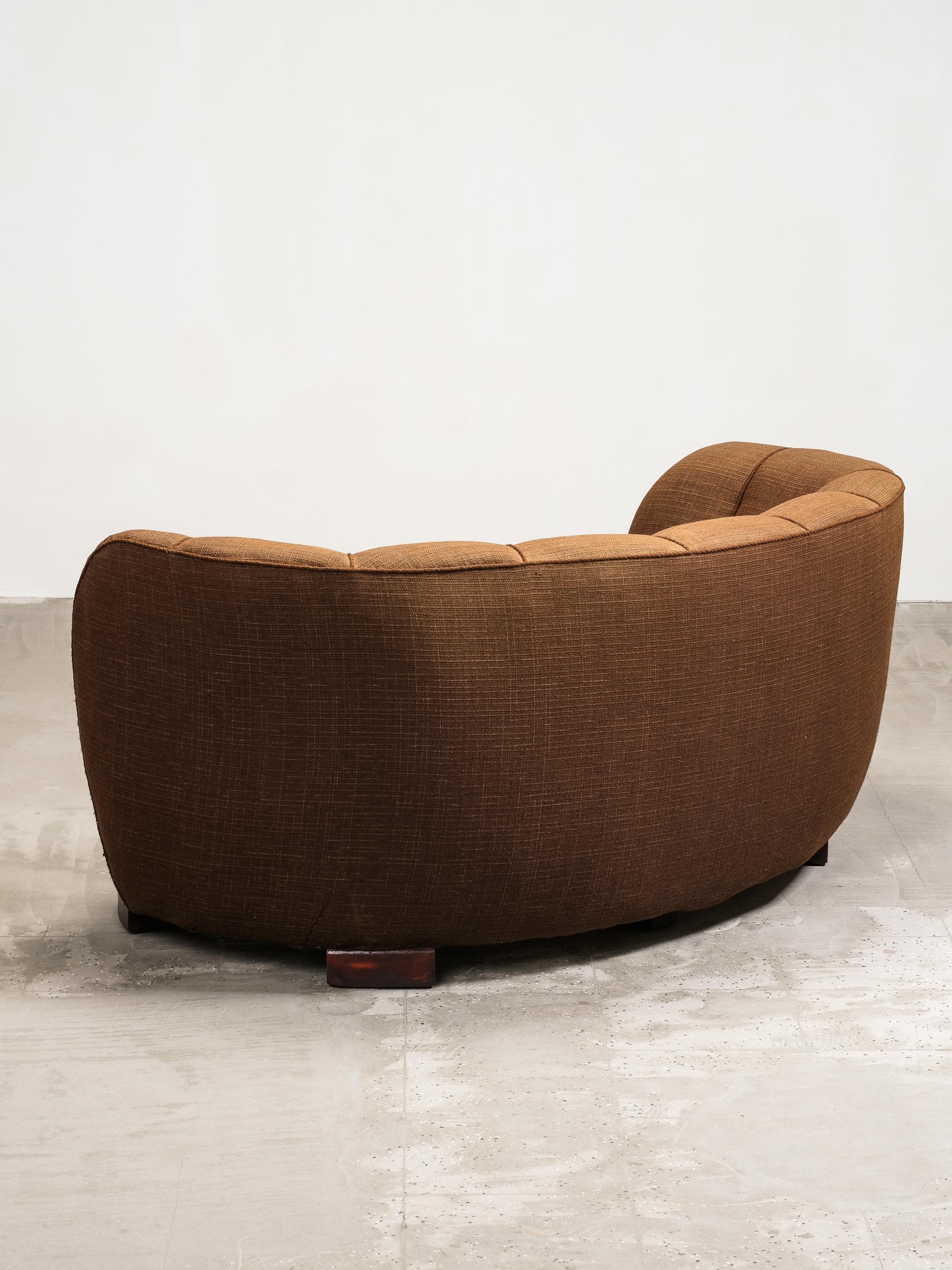 Curved Danish Modern Sofa in Original Brown Wool Upholstery, 1940s im Angebot 9