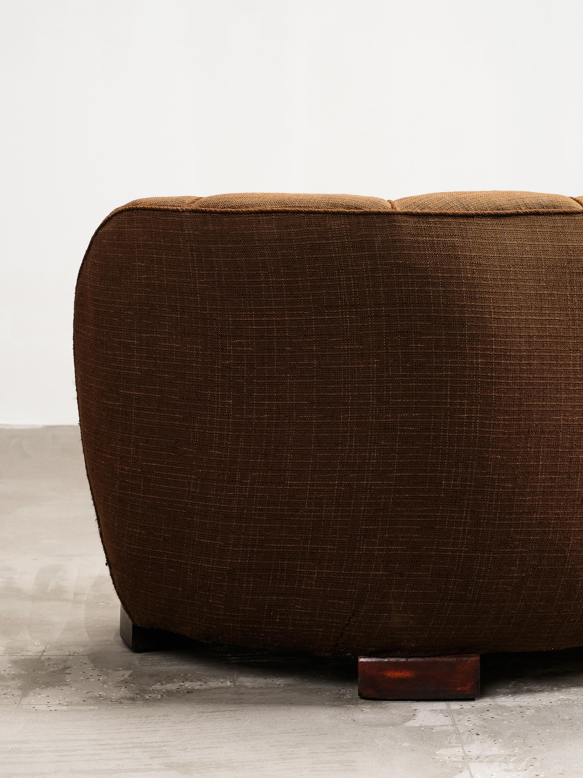 Curved Danish Modern Sofa in Original Brown Wool Upholstery, 1940s im Angebot 10