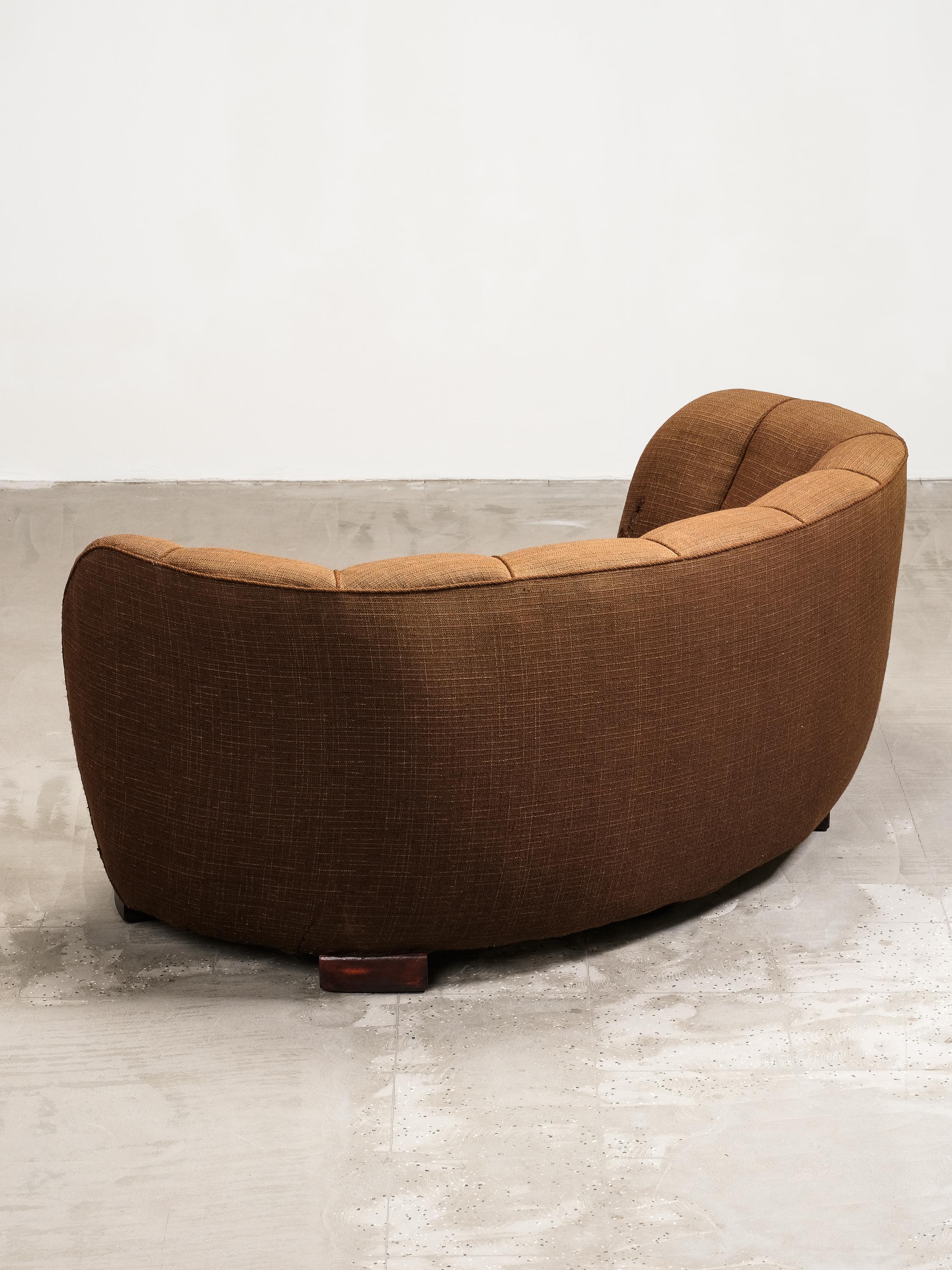 Curved Danish Modern Sofa in Original Brown Wool Upholstery, 1940s im Angebot 11