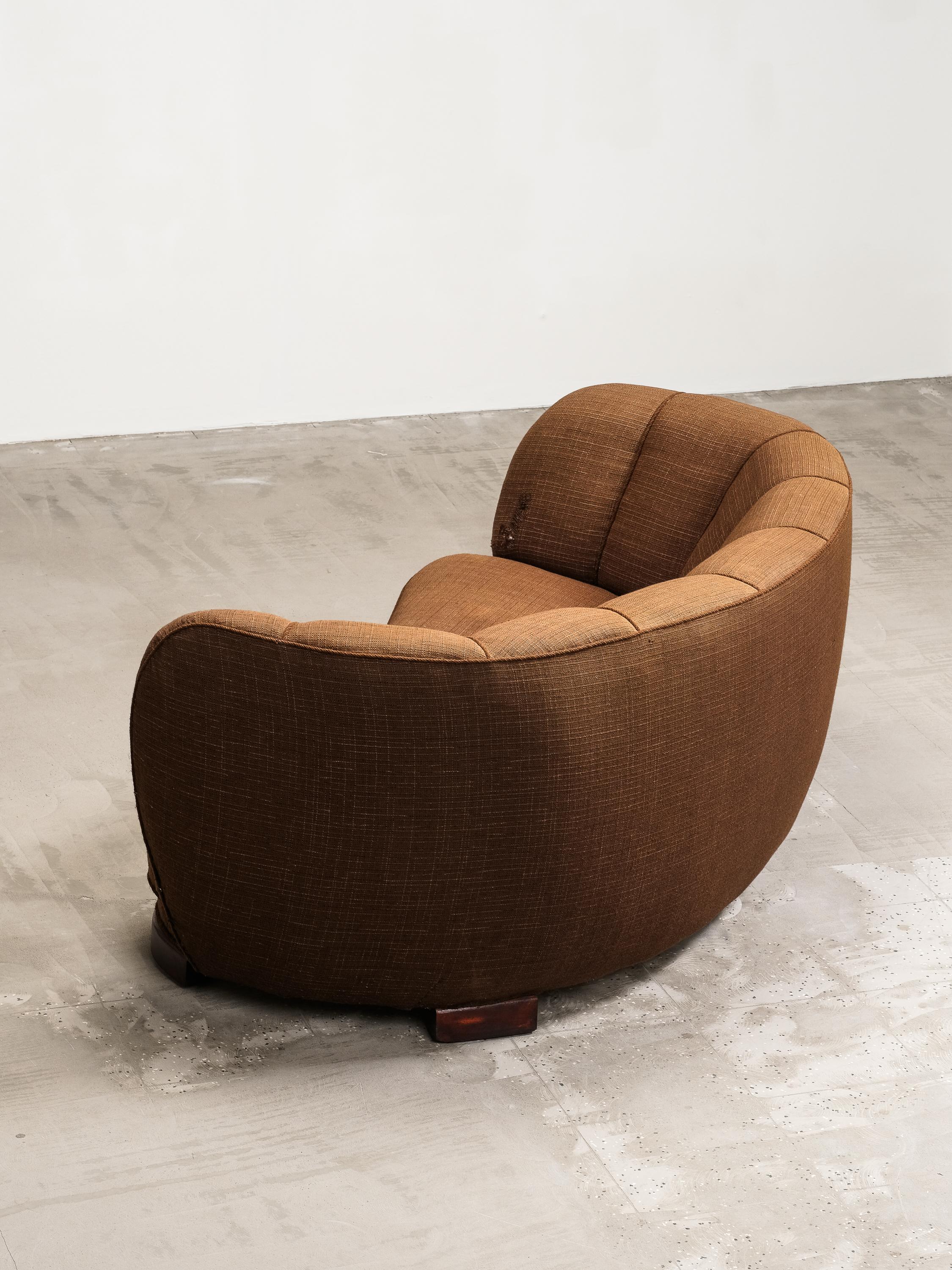 Curved Danish Modern Sofa in Original Brown Wool Upholstery, 1940s im Angebot 12