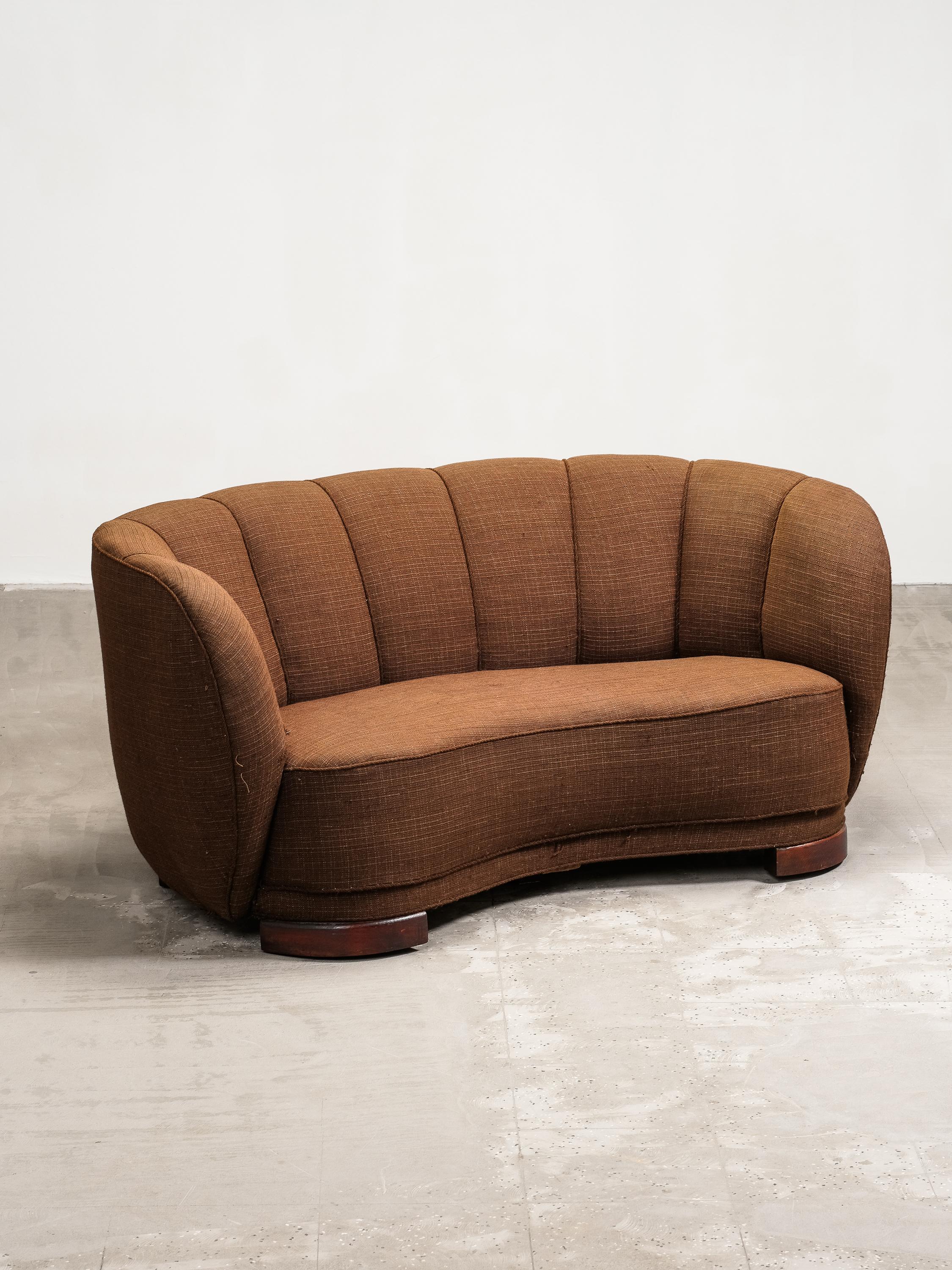 Curved Danish Modern Sofa in Original Brown Wool Upholstery, 1940s (Skandinavische Moderne) im Angebot