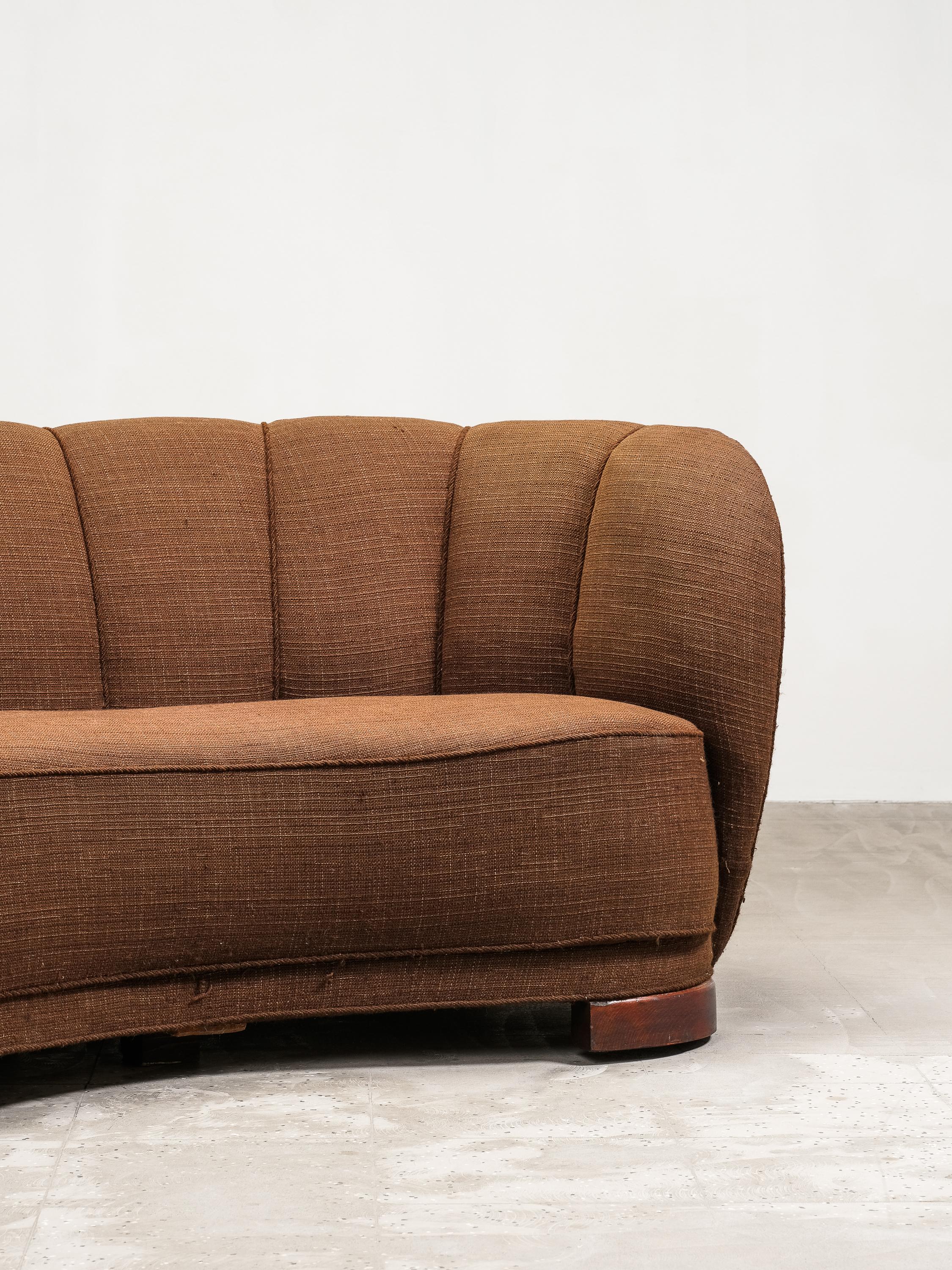 Curved Danish Modern Sofa in Original Brown Wool Upholstery, 1940s (Dänisch) im Angebot