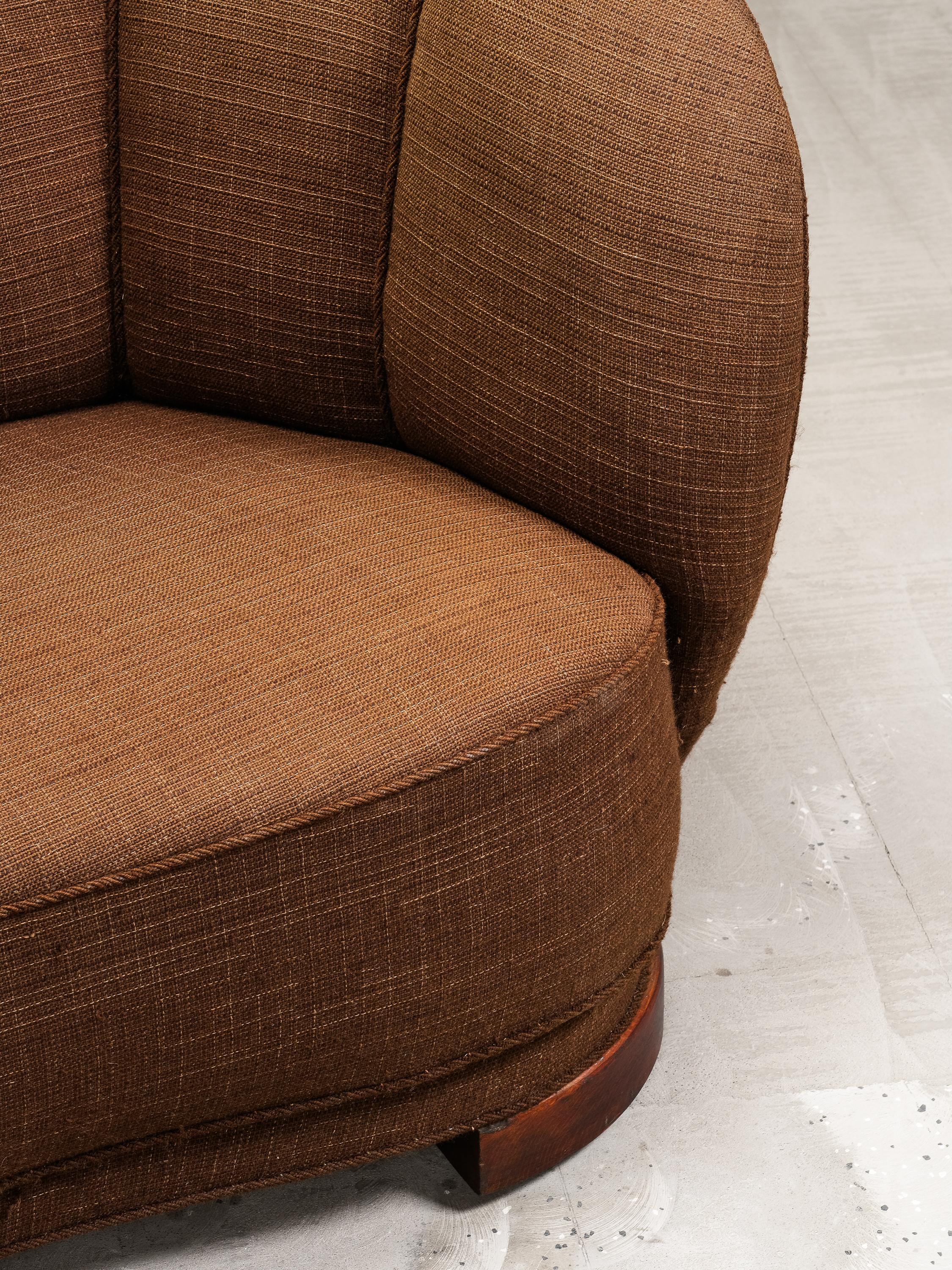 Curved Danish Modern Sofa in Original Brown Wool Upholstery, 1940s im Zustand „Relativ gut“ im Angebot in Karis, Nyland