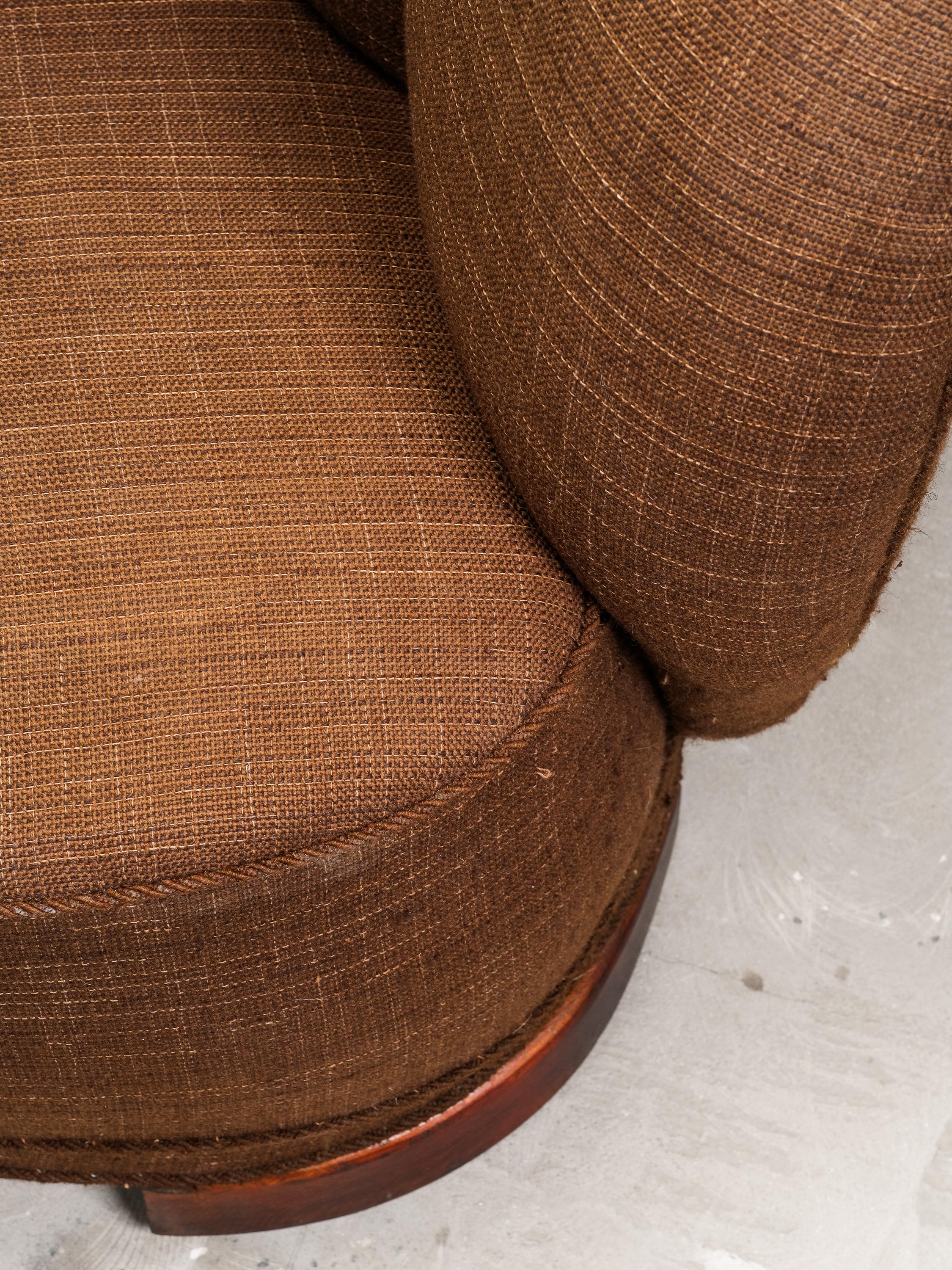 Curved Danish Modern Sofa in Original Brown Wool Upholstery, 1940s (Mitte des 20. Jahrhunderts) im Angebot