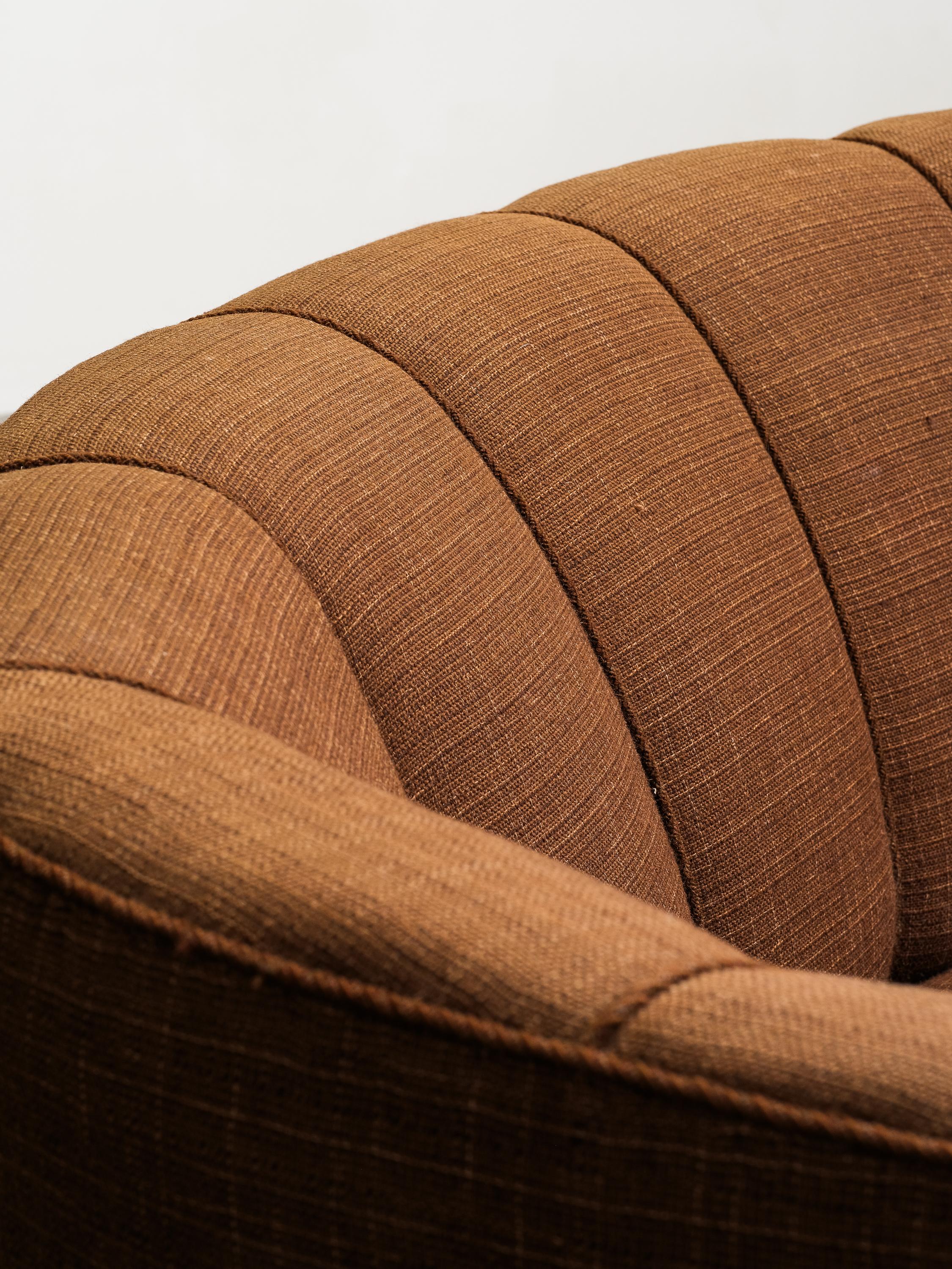 Curved Danish Modern Sofa in Original Brown Wool Upholstery, 1940s im Angebot 1