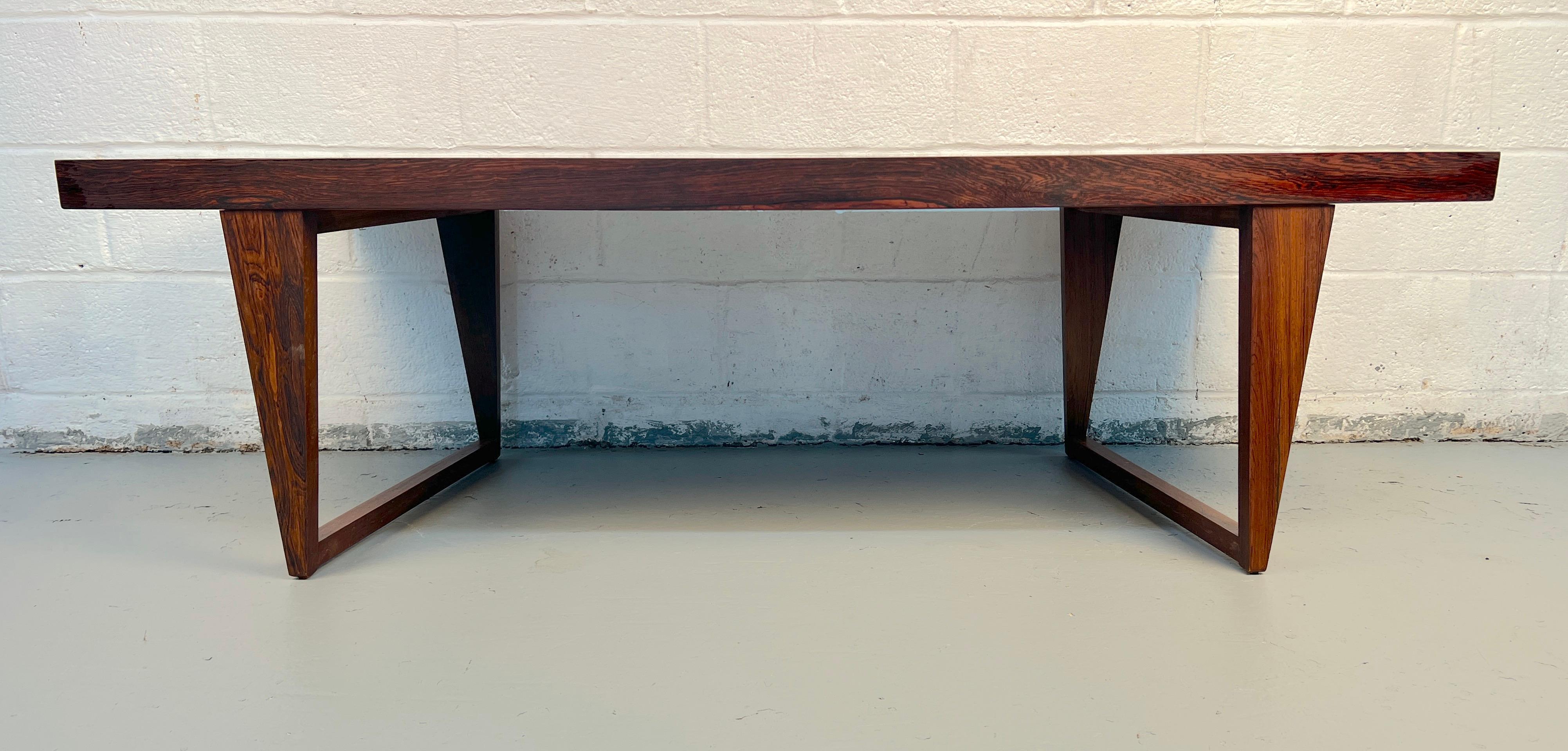 Mid-Century Modern Table basse incurvée en palissandre danois en vente