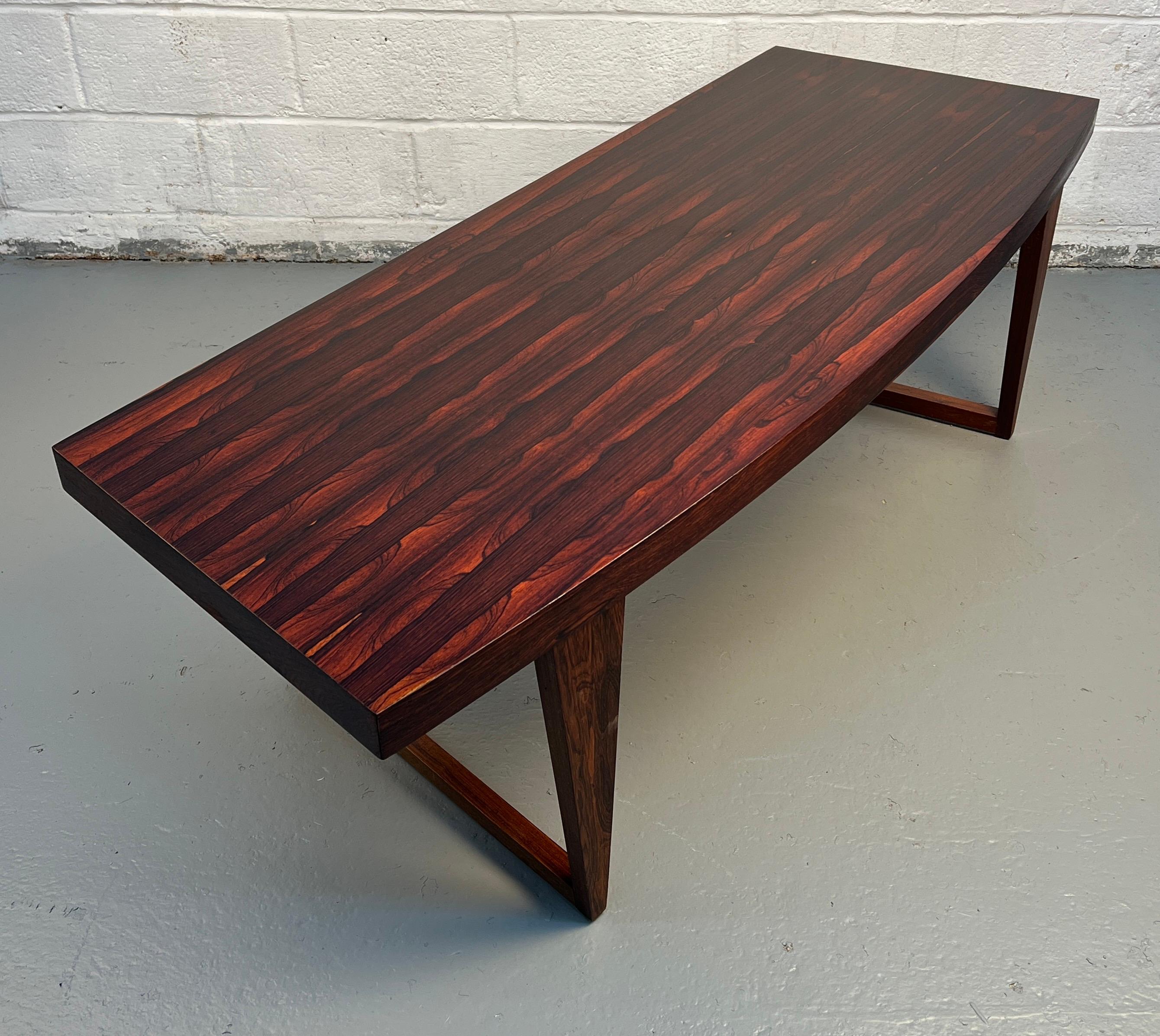 Danois Table basse incurvée en palissandre danois en vente