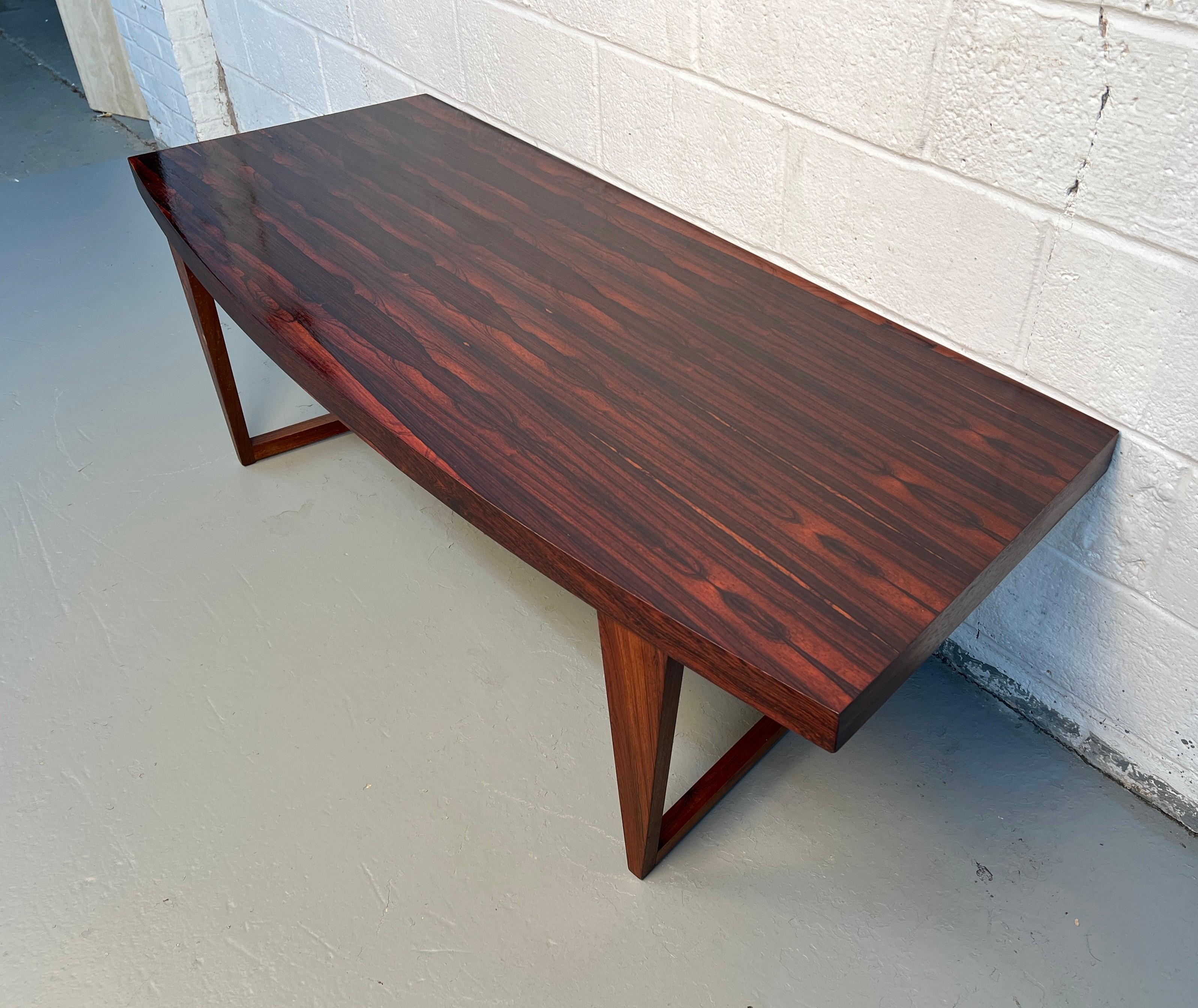 Table basse incurvée en palissandre danois Bon état - En vente à Brooklyn, NY