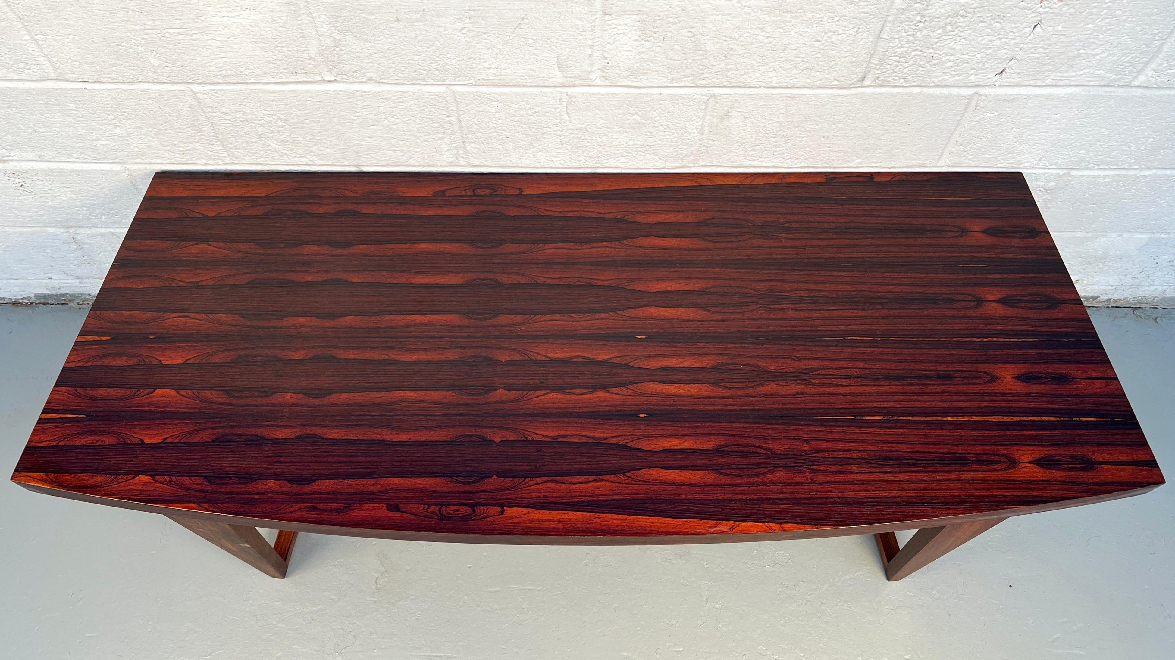 20ième siècle Table basse incurvée en palissandre danois en vente